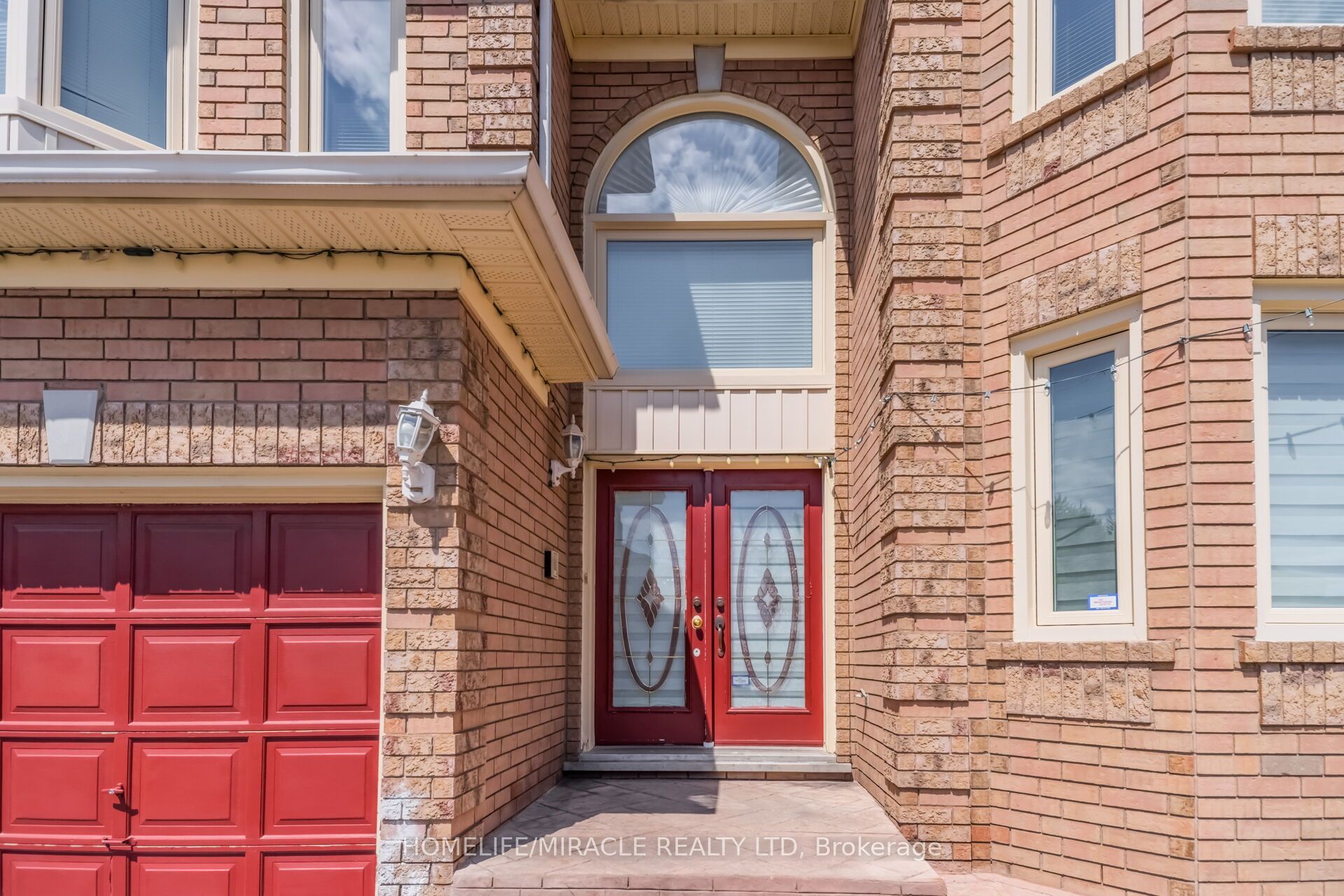 W13584994 Property Photo 2