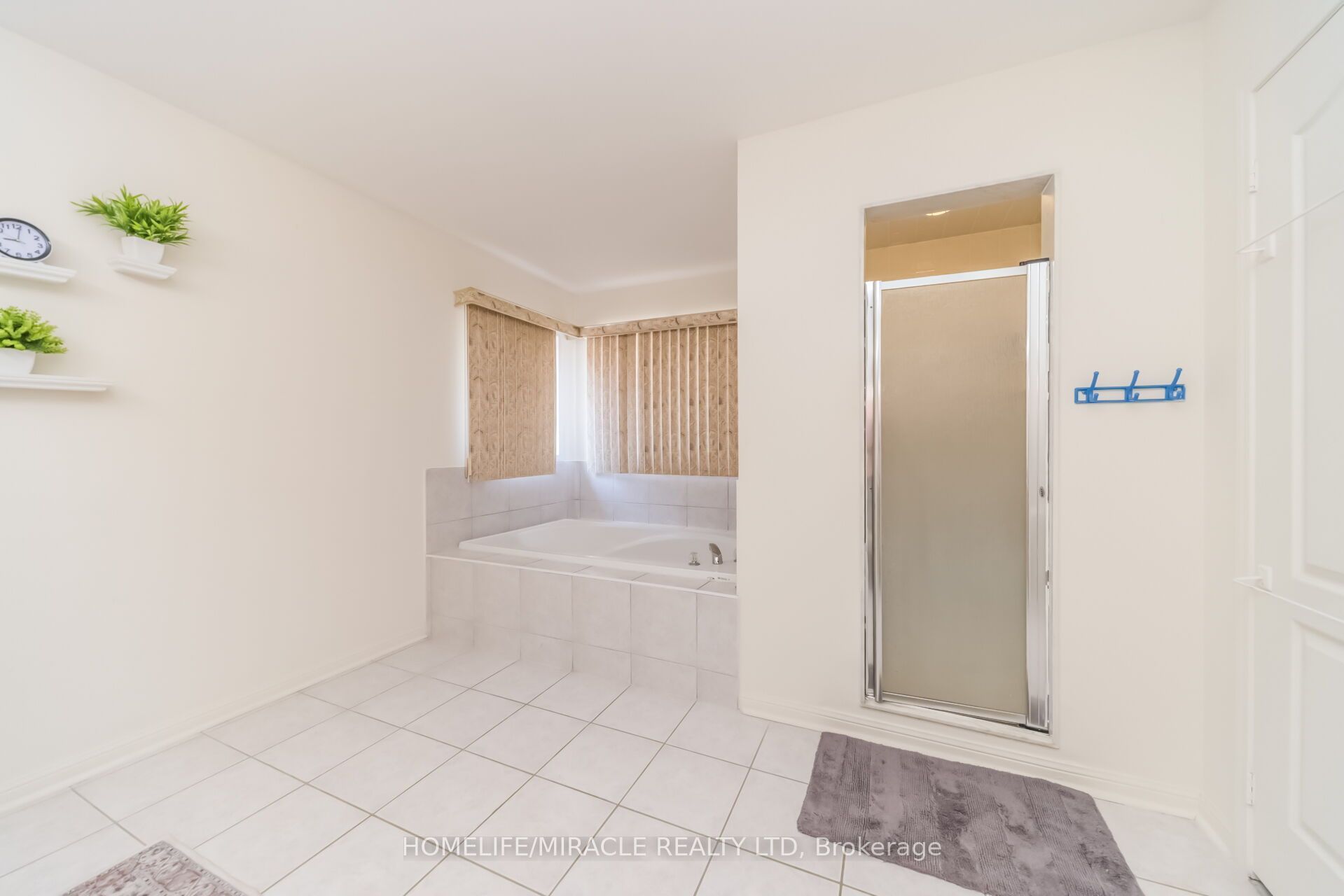 W13584994 Property Photo 31