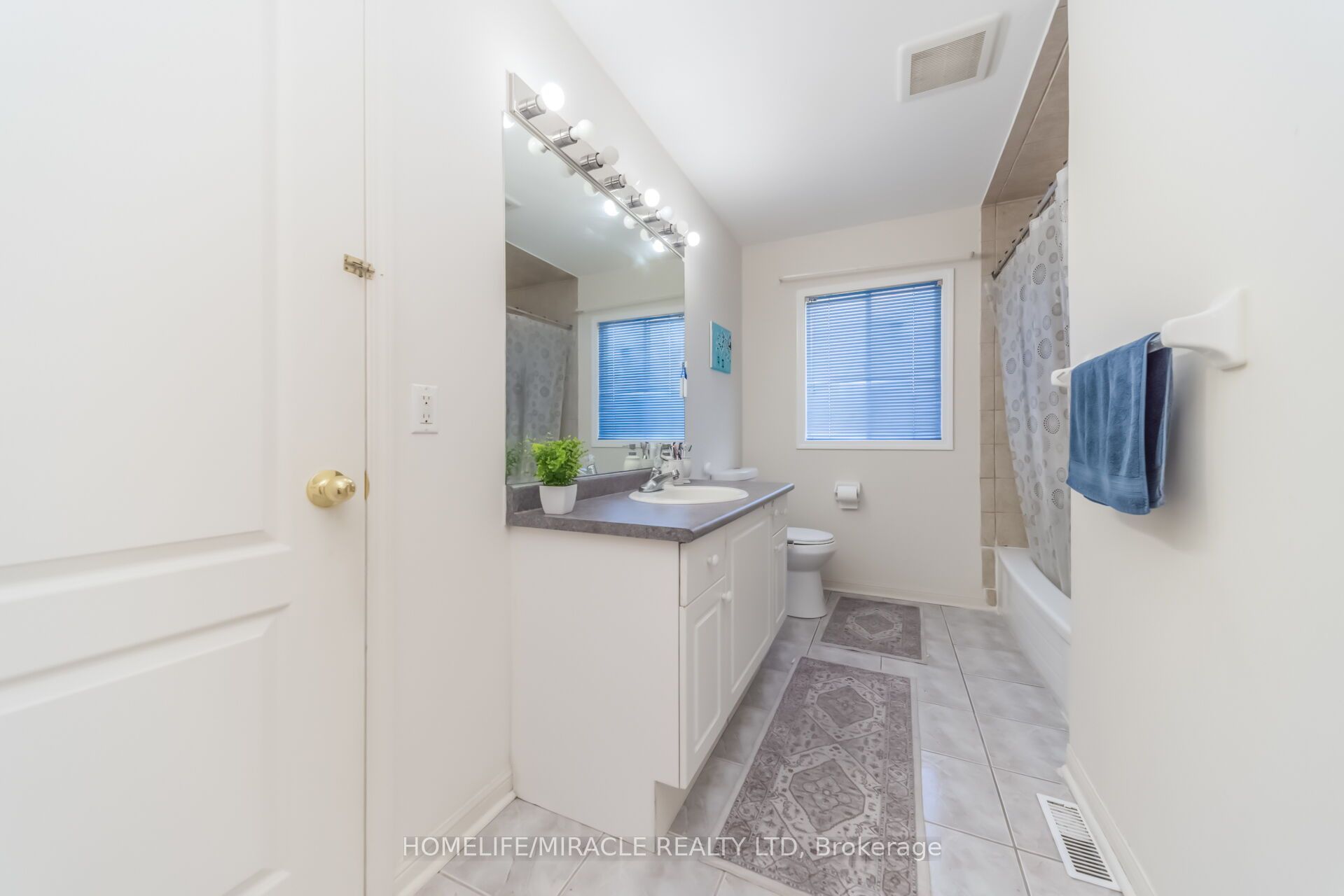 W13584994 Property Photo 44