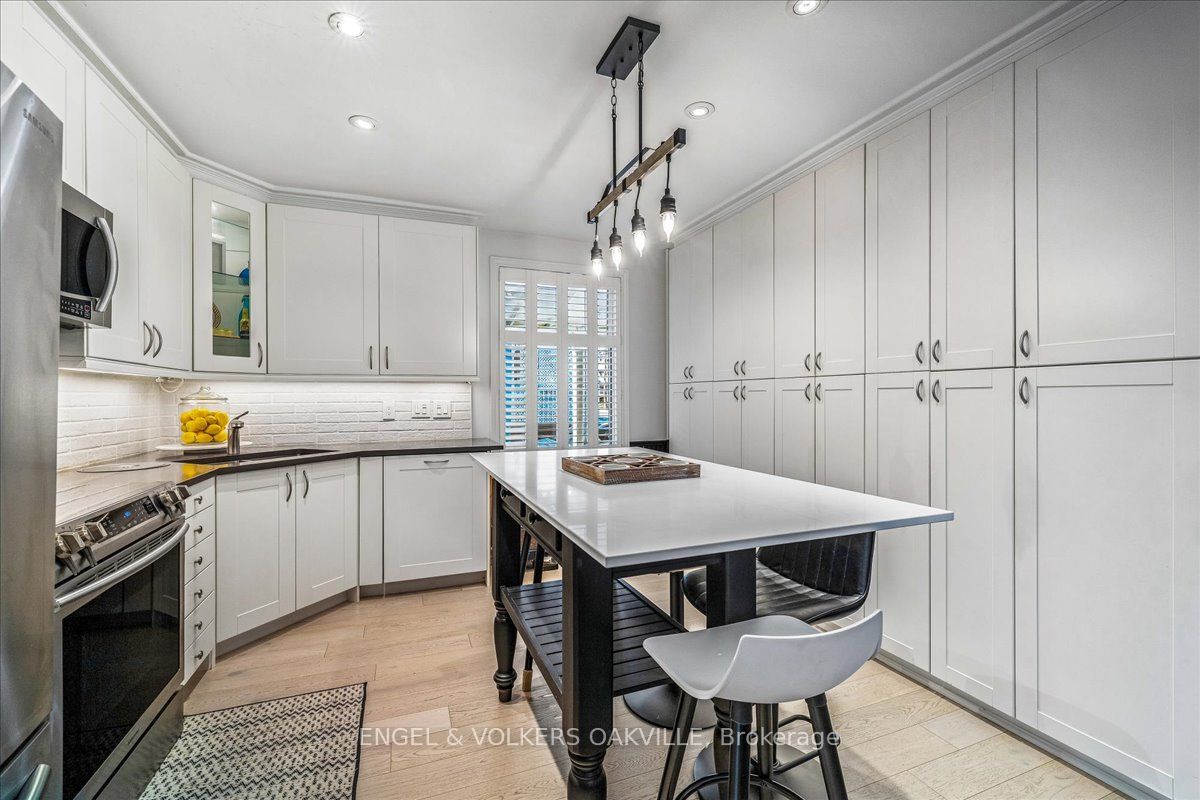 38 John Street S Property Photo 14