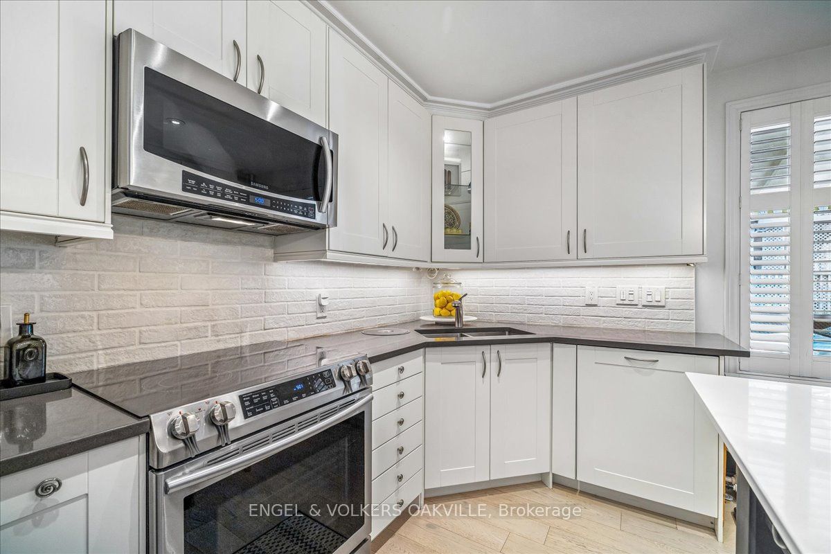 38 John Street S Property Photo 15