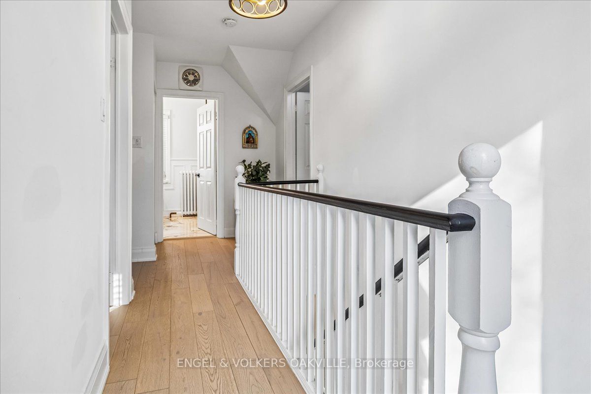 38 John Street S Property Photo 19