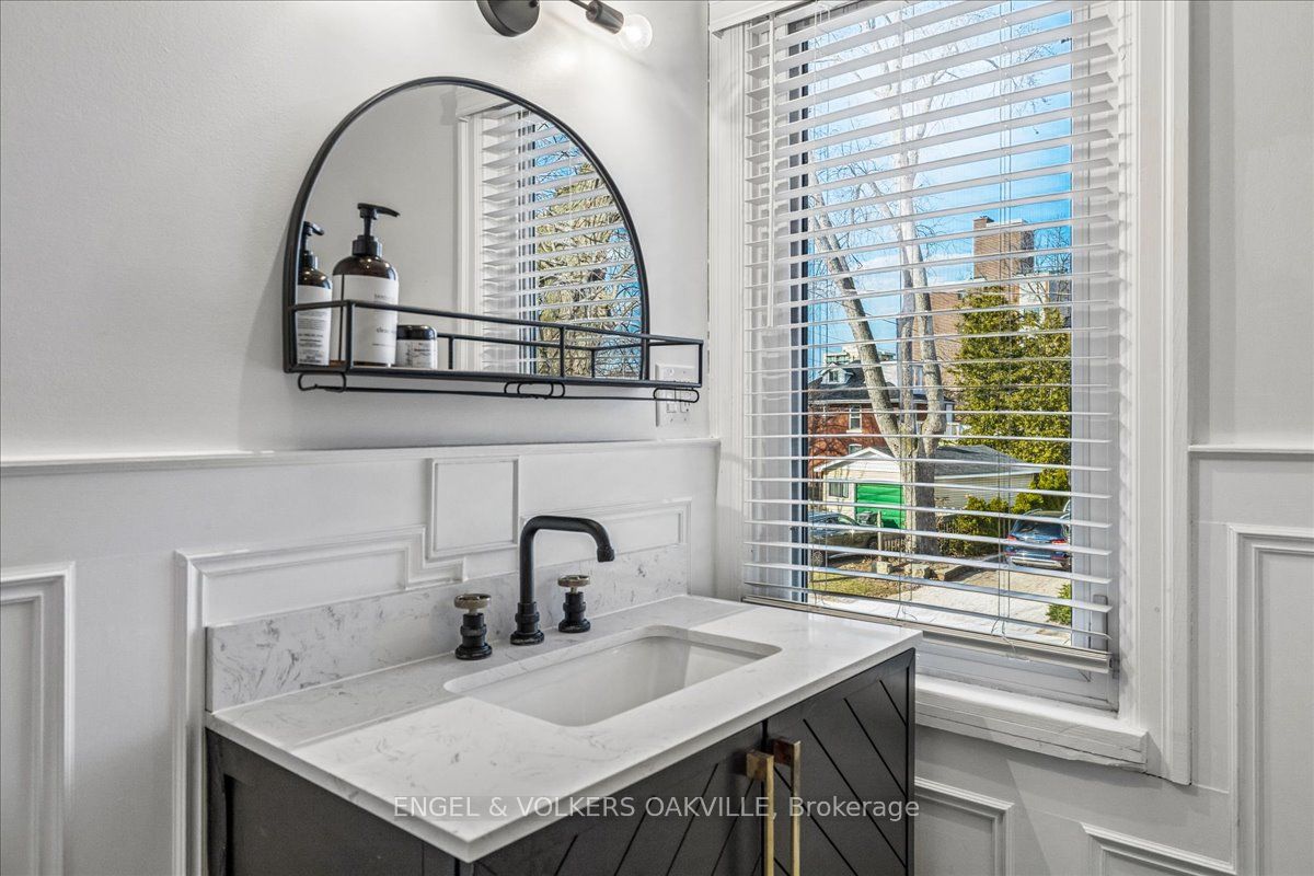 38 John Street S Property Photo 26