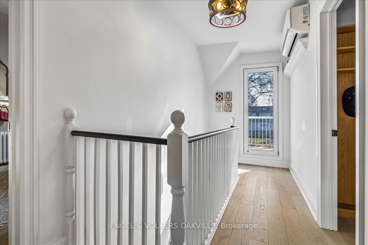 38 John Street S Property Photo 27