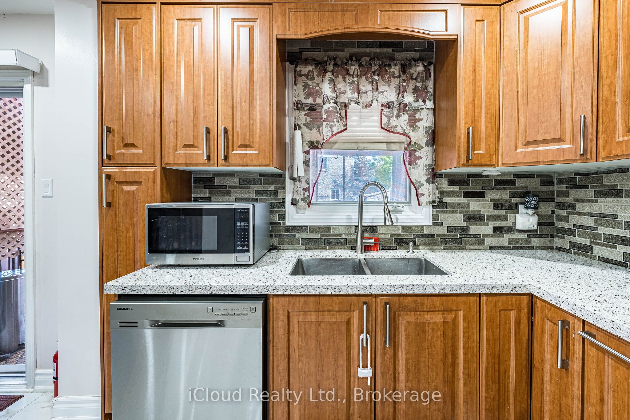135 Autumn Glen Circle Property Photo 12