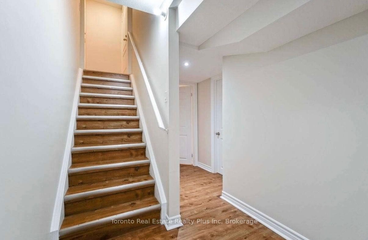 42 Crystalview Crescent #Lower Property Photo 1