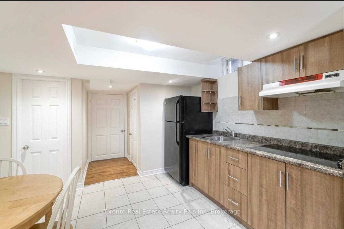 42 Crystalview Crescent #lower Property Photo 2