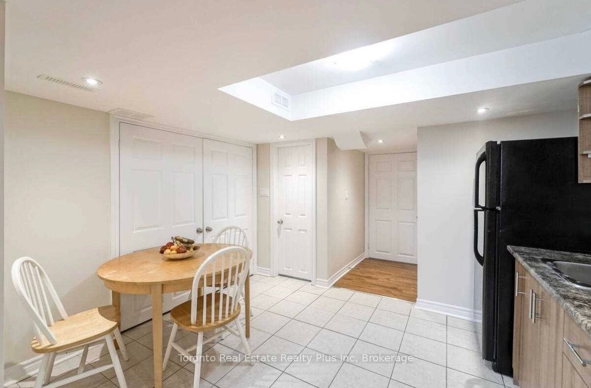 42 Crystalview Crescent #lower Property Photo 3