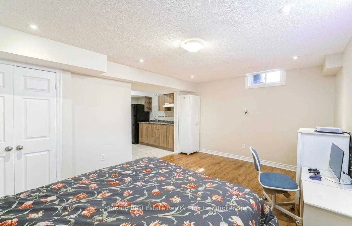 42 Crystalview Crescent #lower Property Photo 4