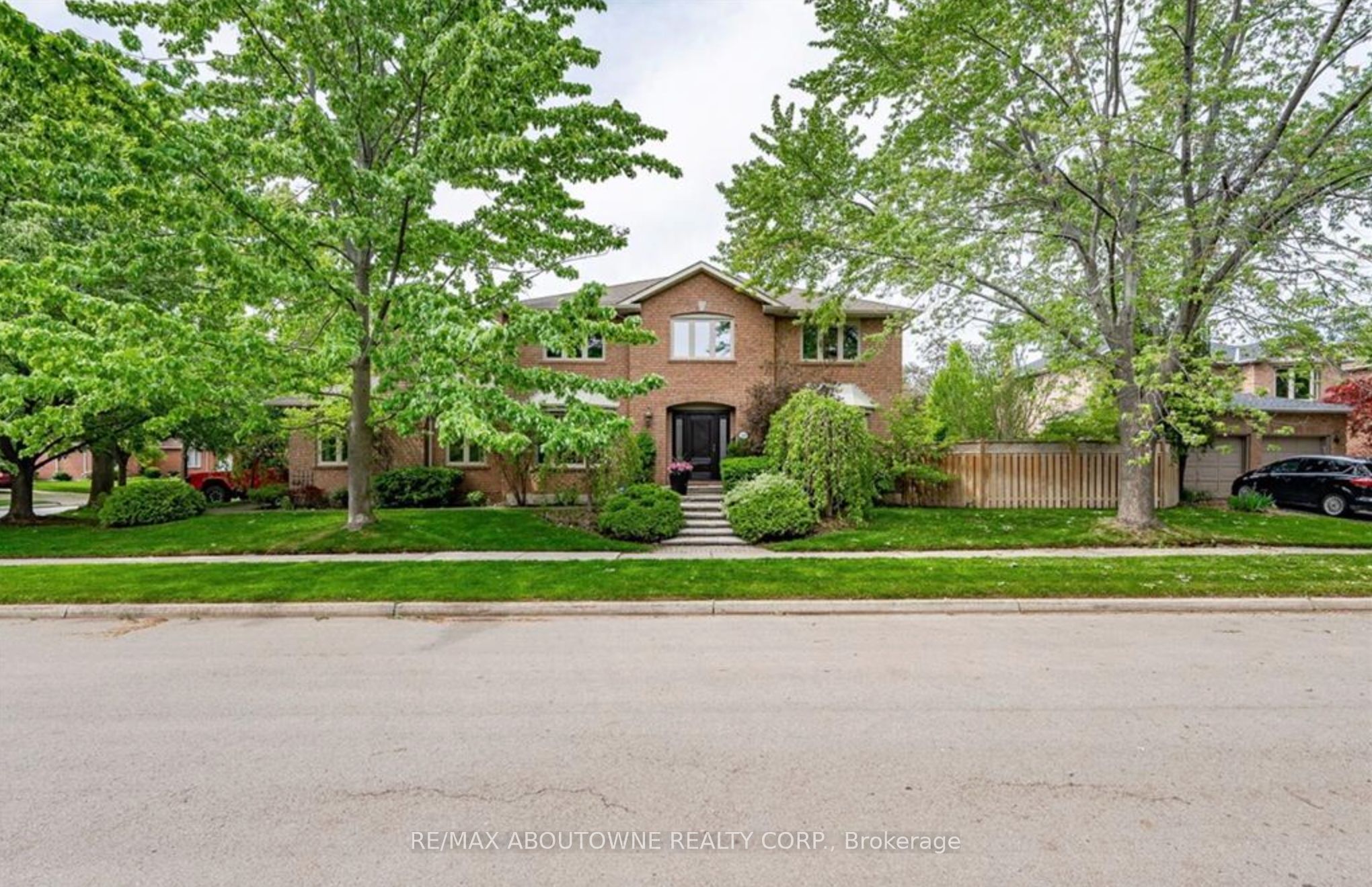 500 Blenheim Crescent Property Photo 2