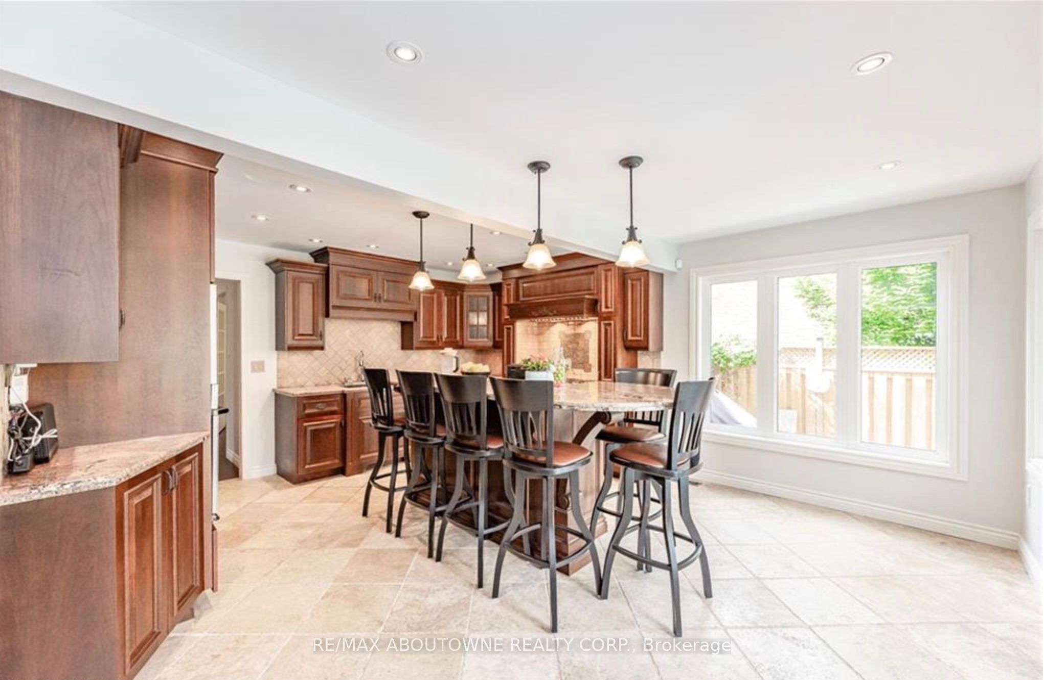 500 Blenheim Crescent Property Photo 10