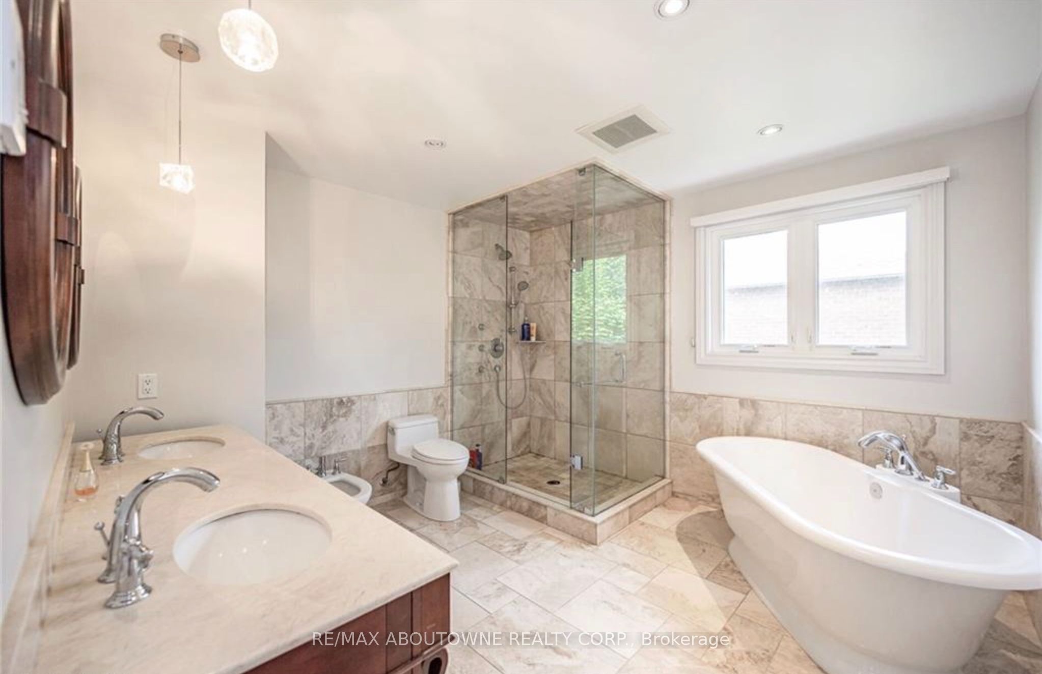 500 Blenheim Crescent Property Photo 24