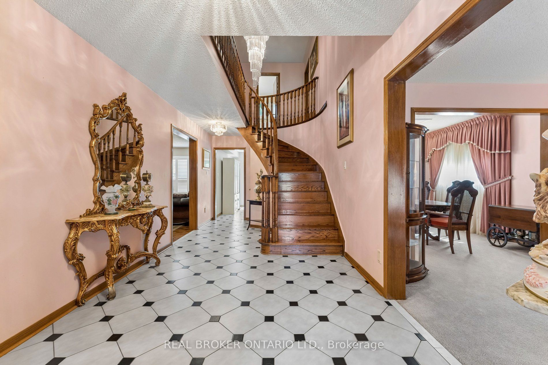 102 Coronation Circle Property Photo 4