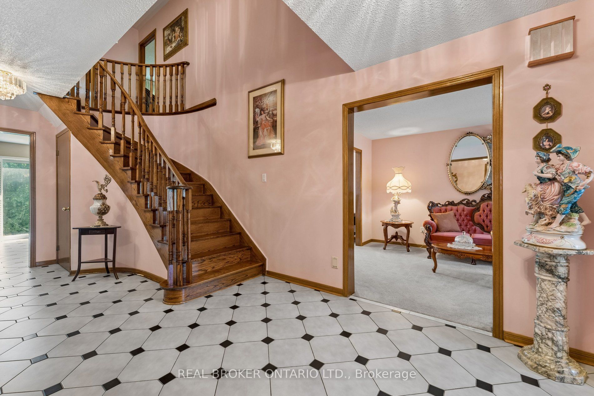 102 Coronation Circle Property Photo 6