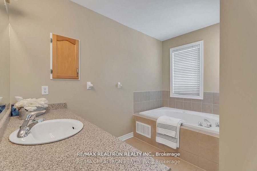 12 Edgevalley Court Property Photo 31