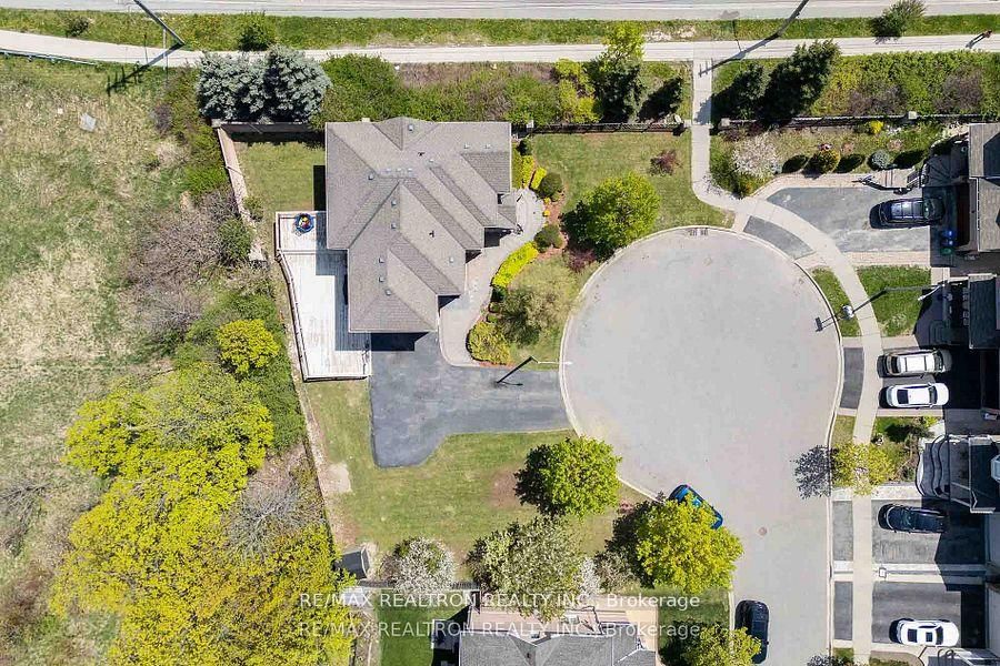 12 Edgevalley Court Property Photo 49