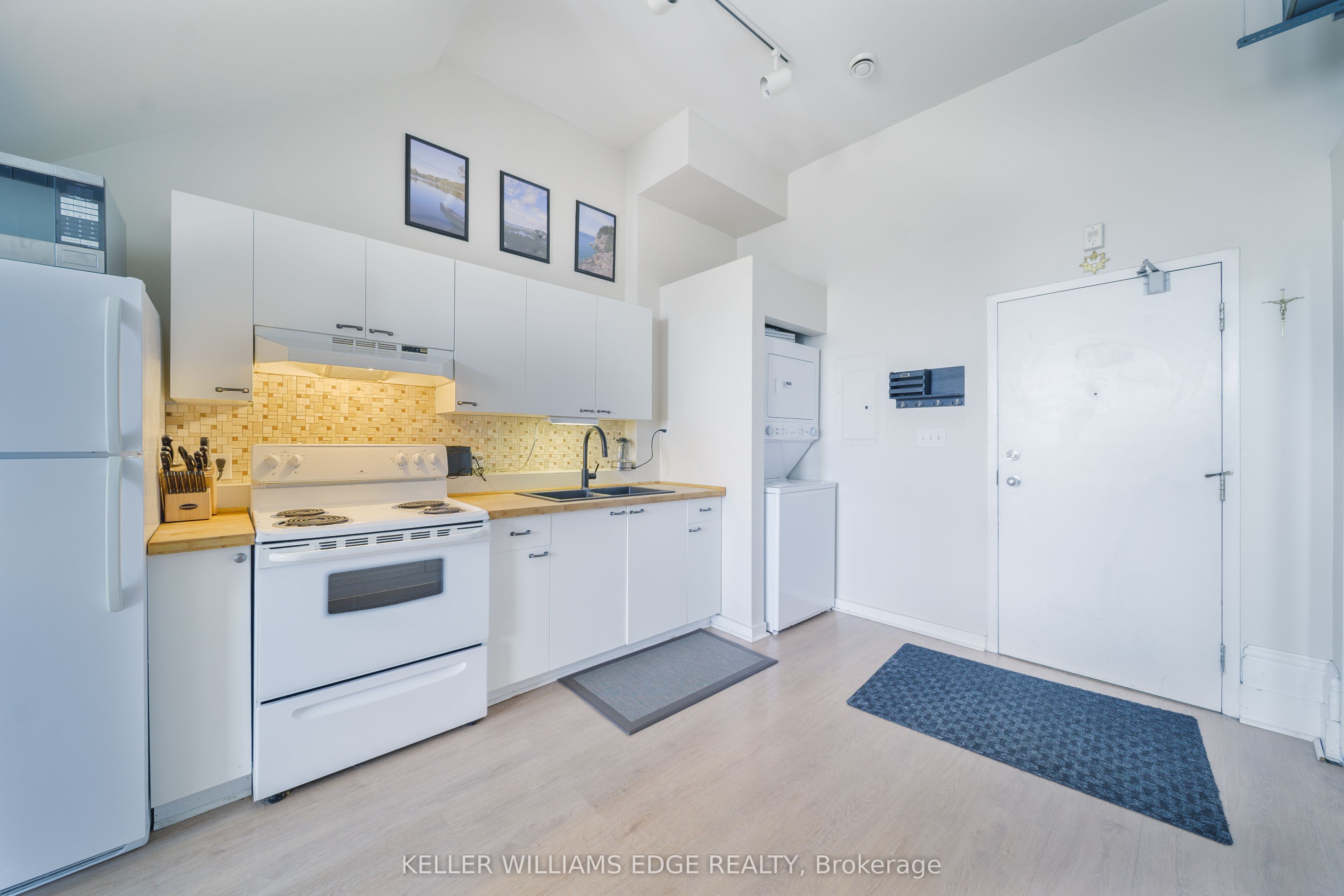 123 Broadway Avenue E Property Photo 5
