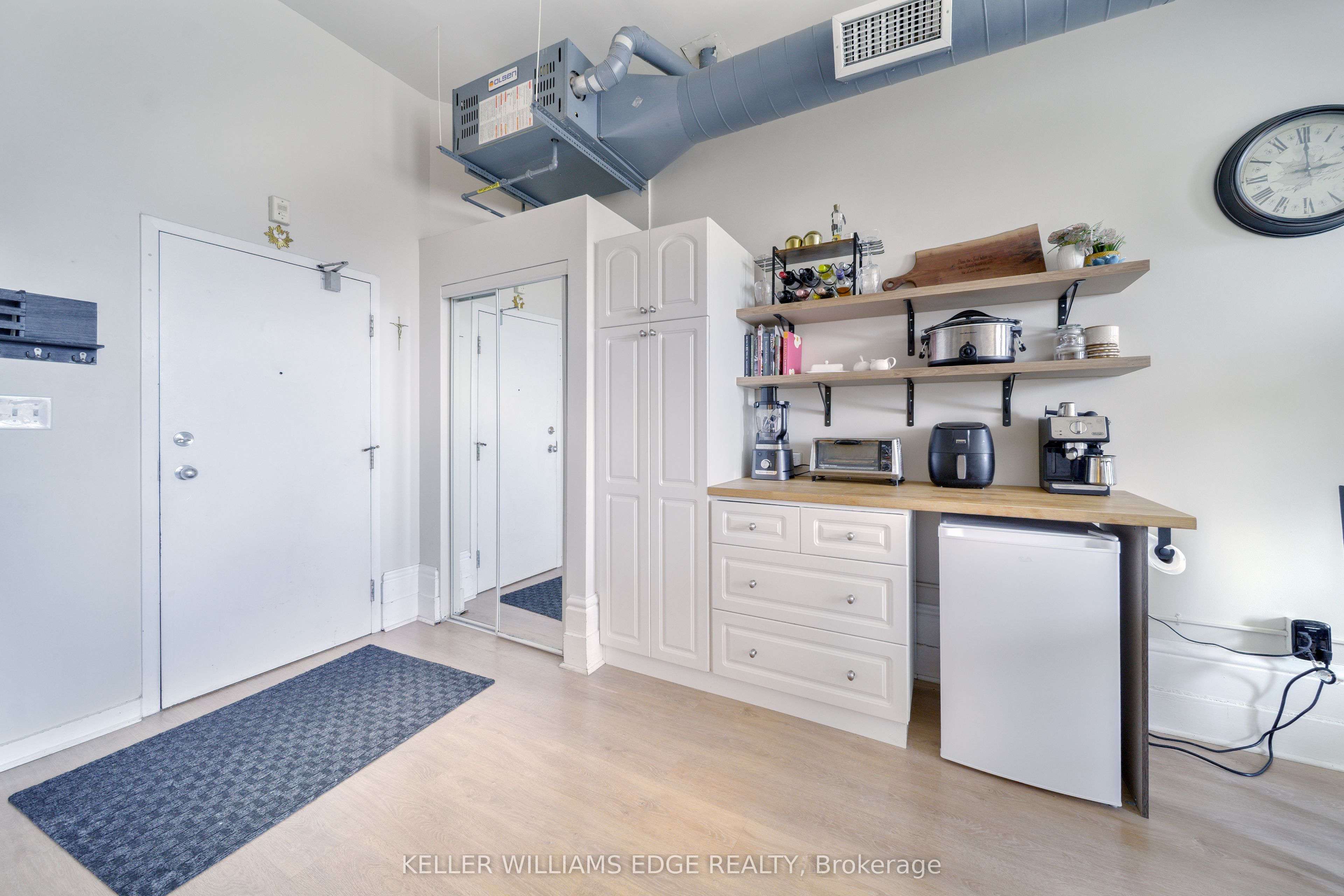 123 Broadway Avenue E Property Photo 6