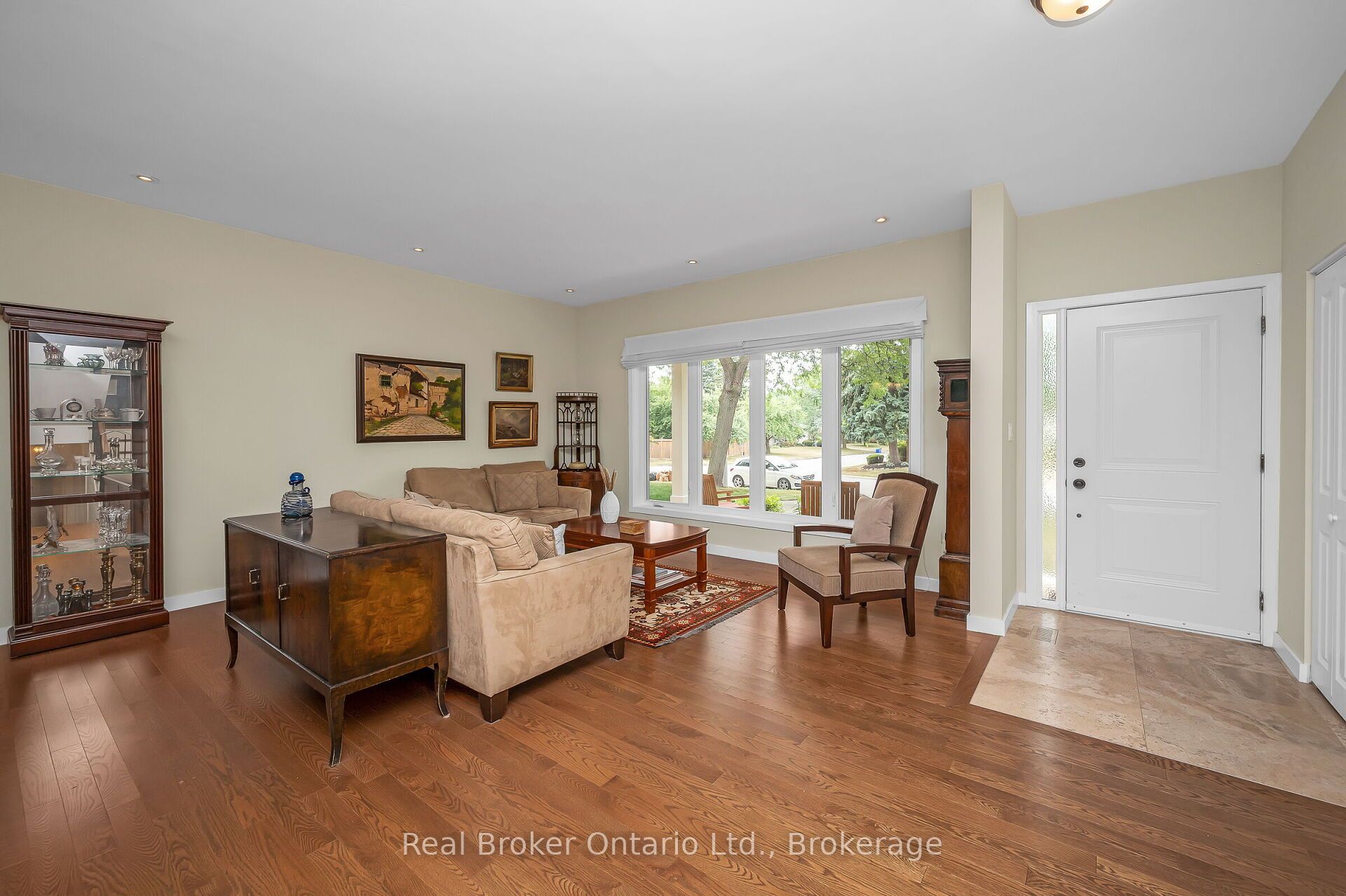 285 Surrey Drive Property Photo 6