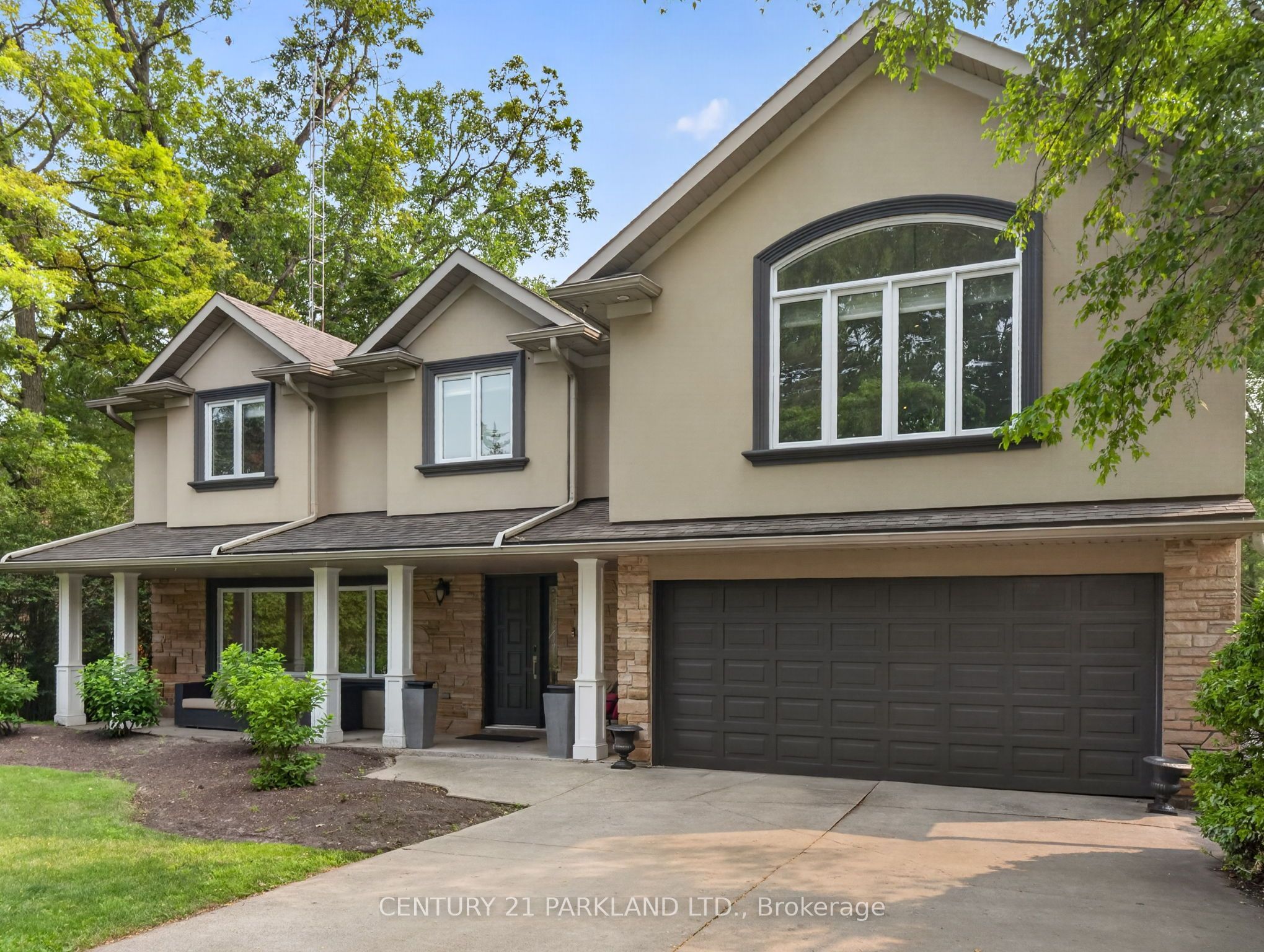 1302 Hillview Crescent Property Photo 1