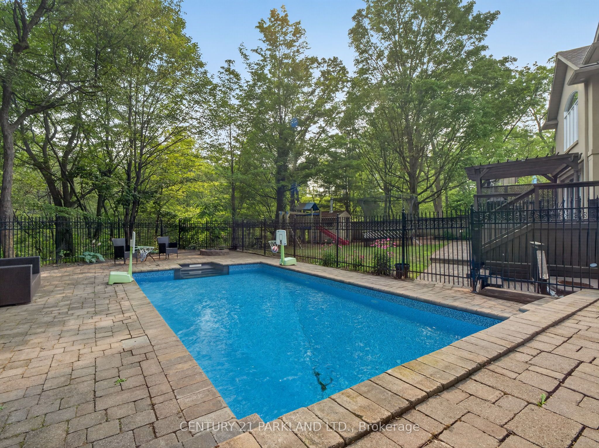 1302 Hillview Crescent Property Photo 44
