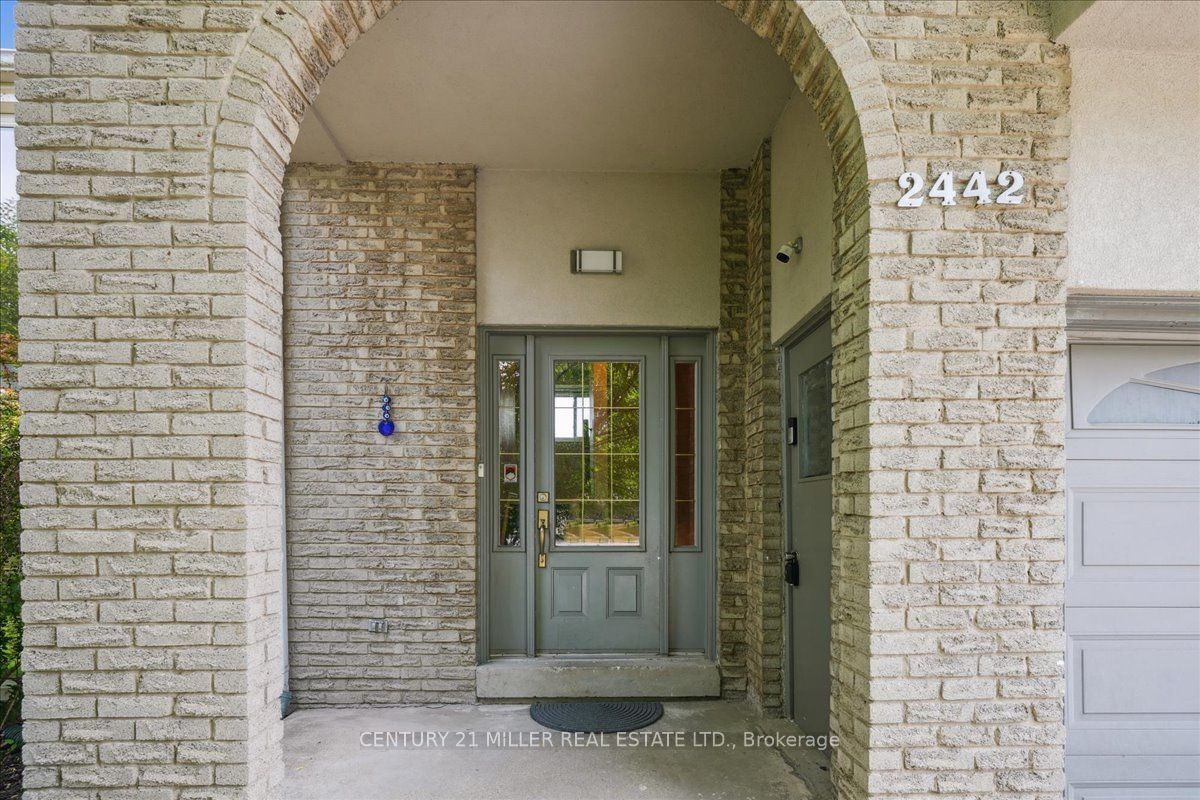 2442 Woburn Crescent Property Photo 4