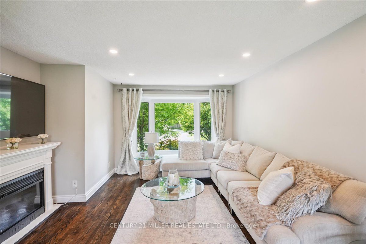 2442 Woburn Crescent Property Photo 7