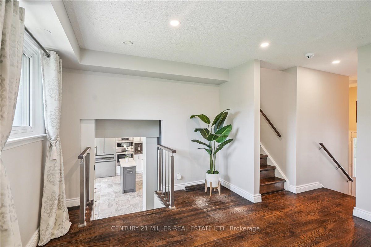 2442 Woburn Crescent Property Photo 12