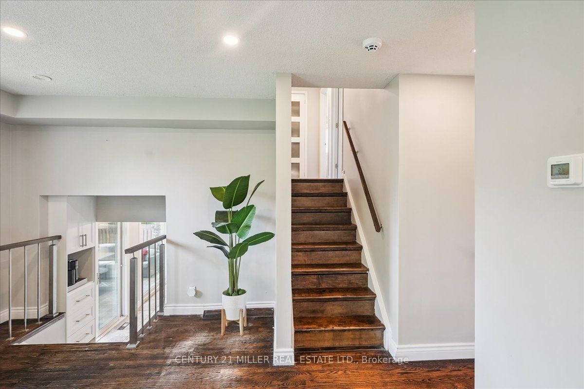 2442 Woburn Crescent Property Photo 17