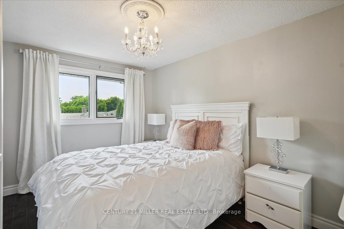 2442 Woburn Crescent Property Photo 22