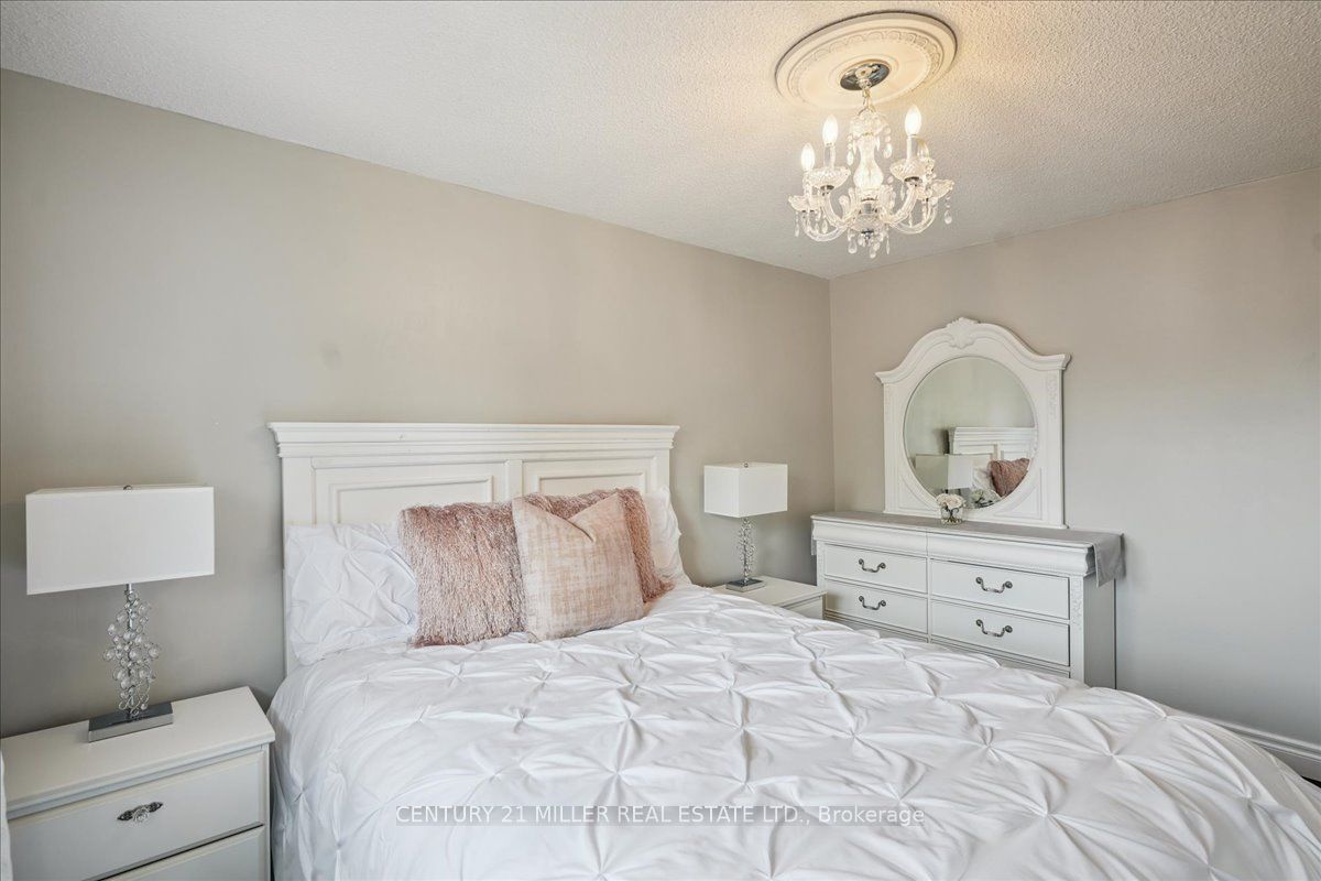 2442 Woburn Crescent Property Photo 23