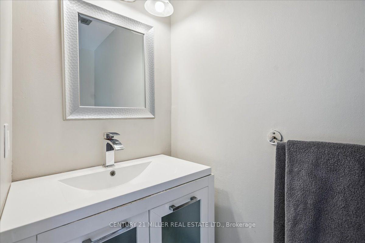 2442 Woburn Crescent Property Photo 24