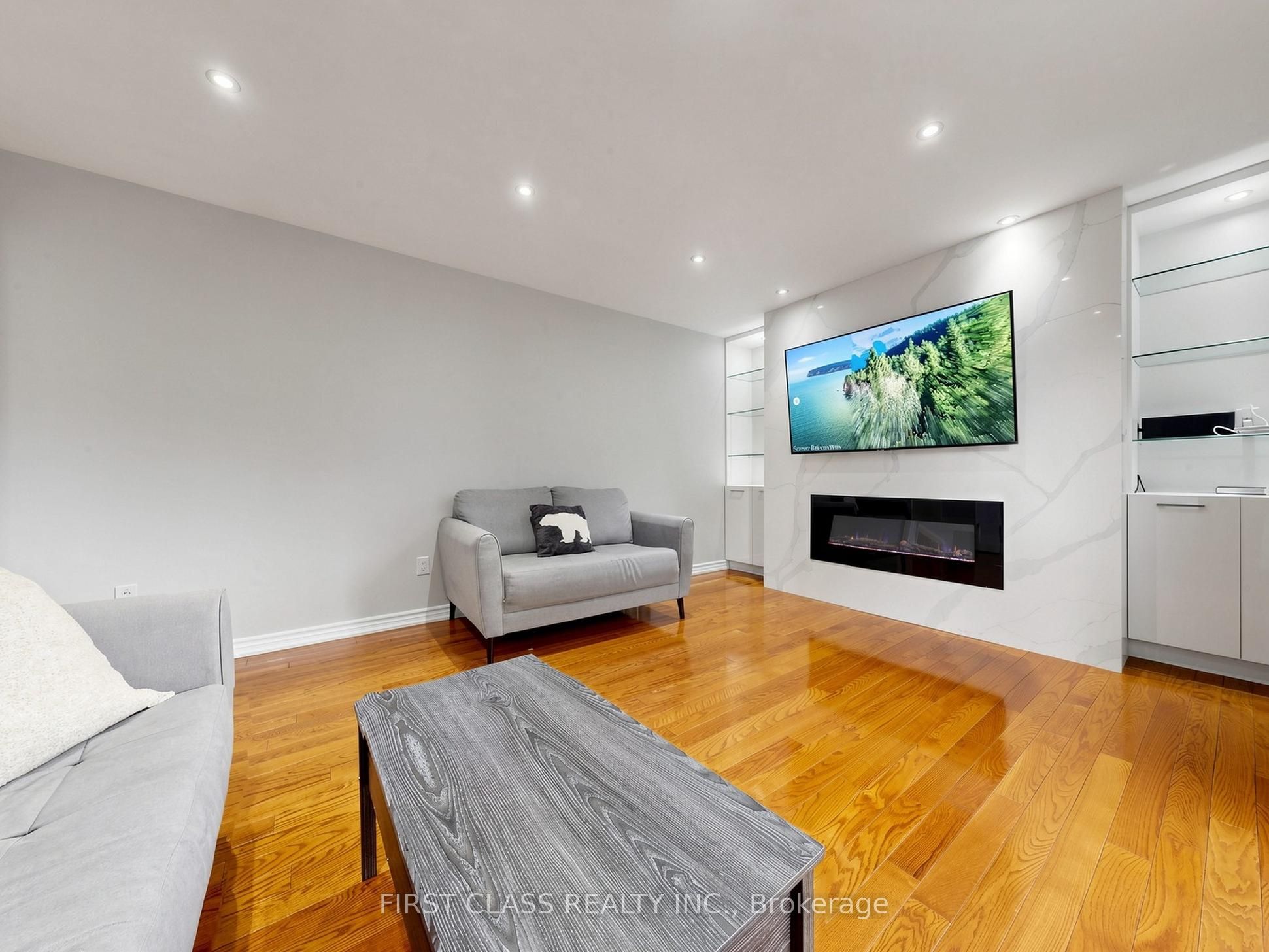 967 White Clover Way Property Photo 4