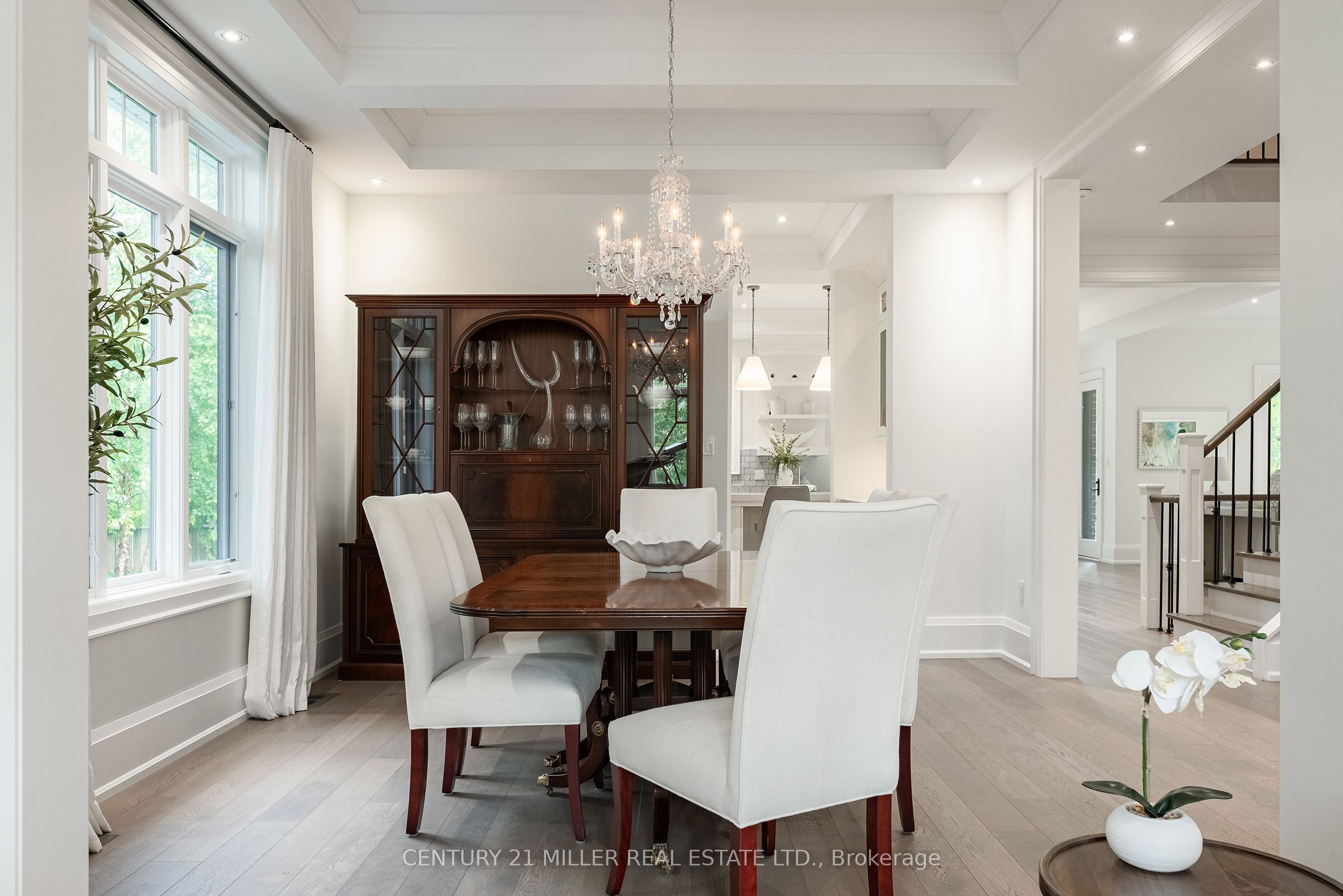 2458 Meadowood Crescent Property Photo 8