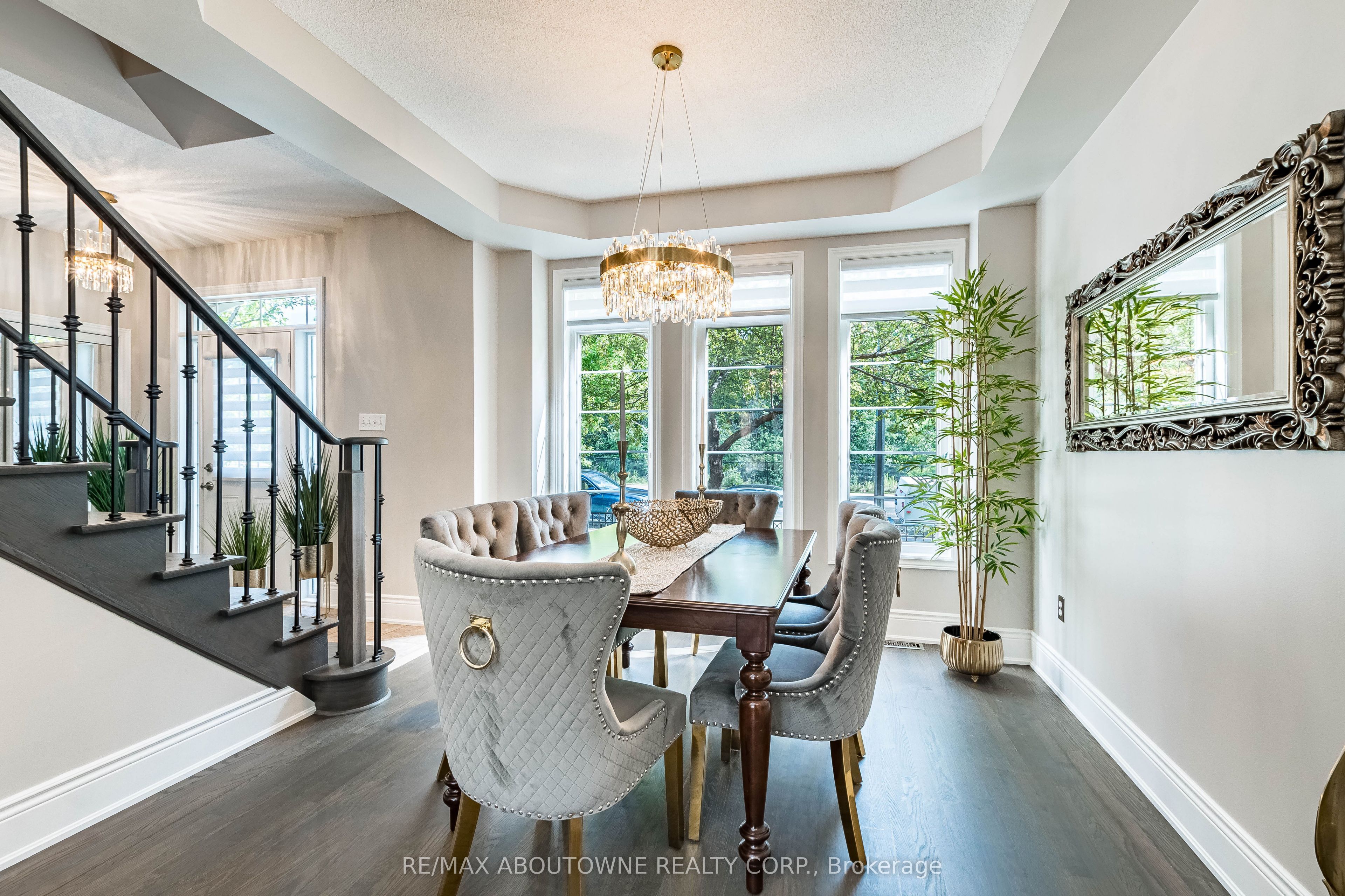 5550 Tenth Line W Property Photo 1