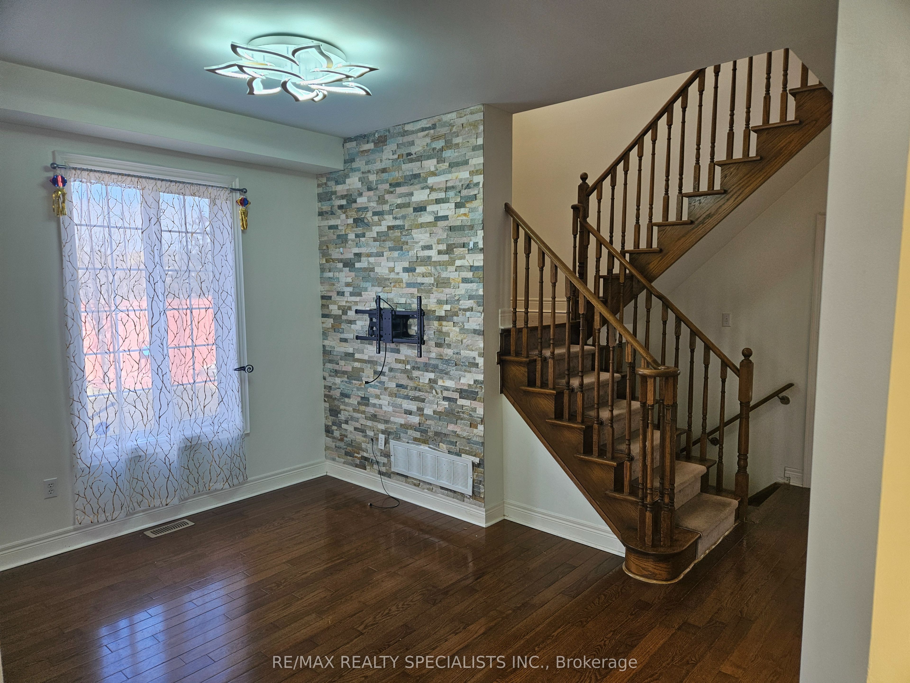 3774 Arbourview Terrace Upper Property Photo 2