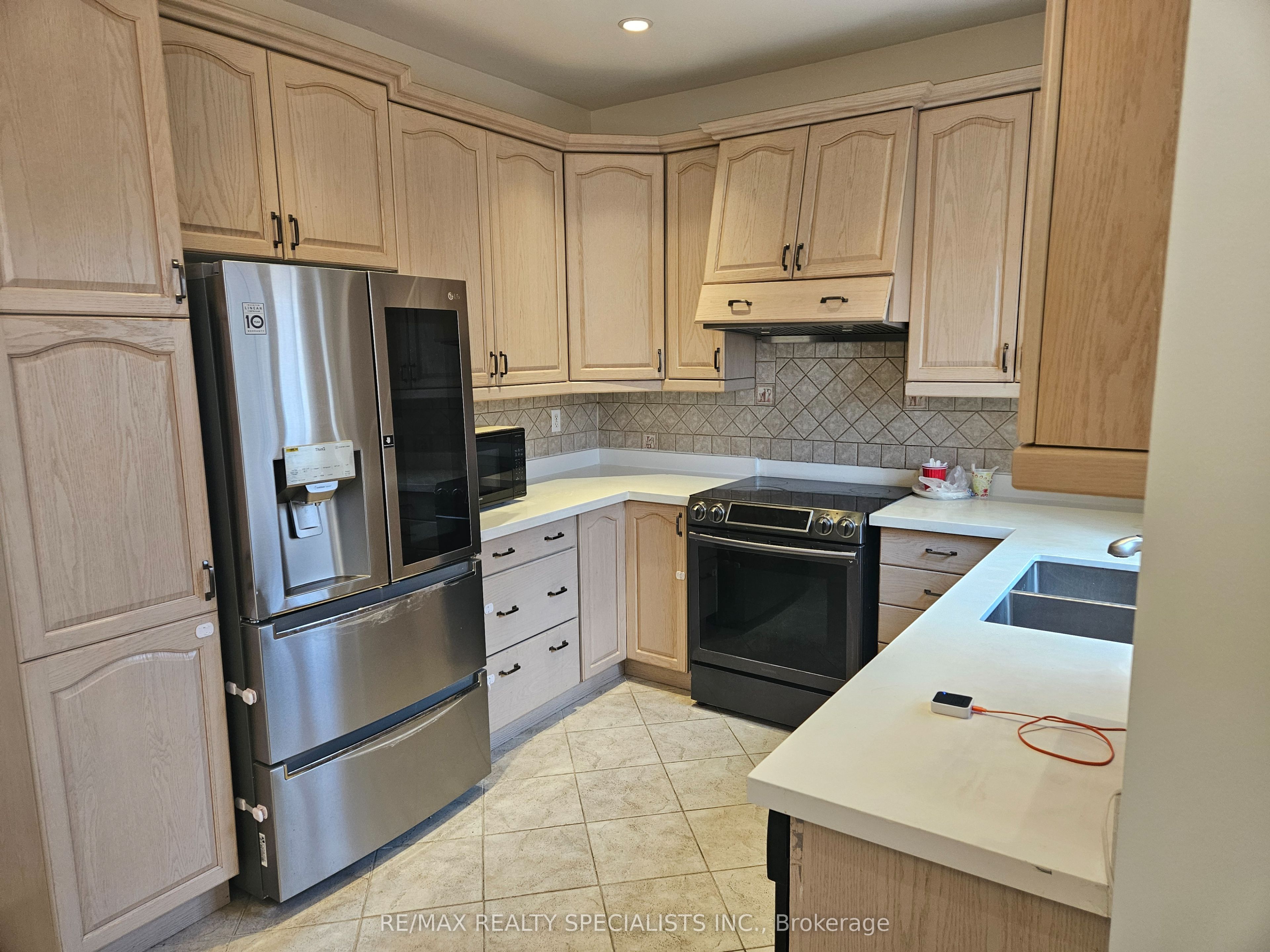 3774 Arbourview Terrace Upper Property Photo 5