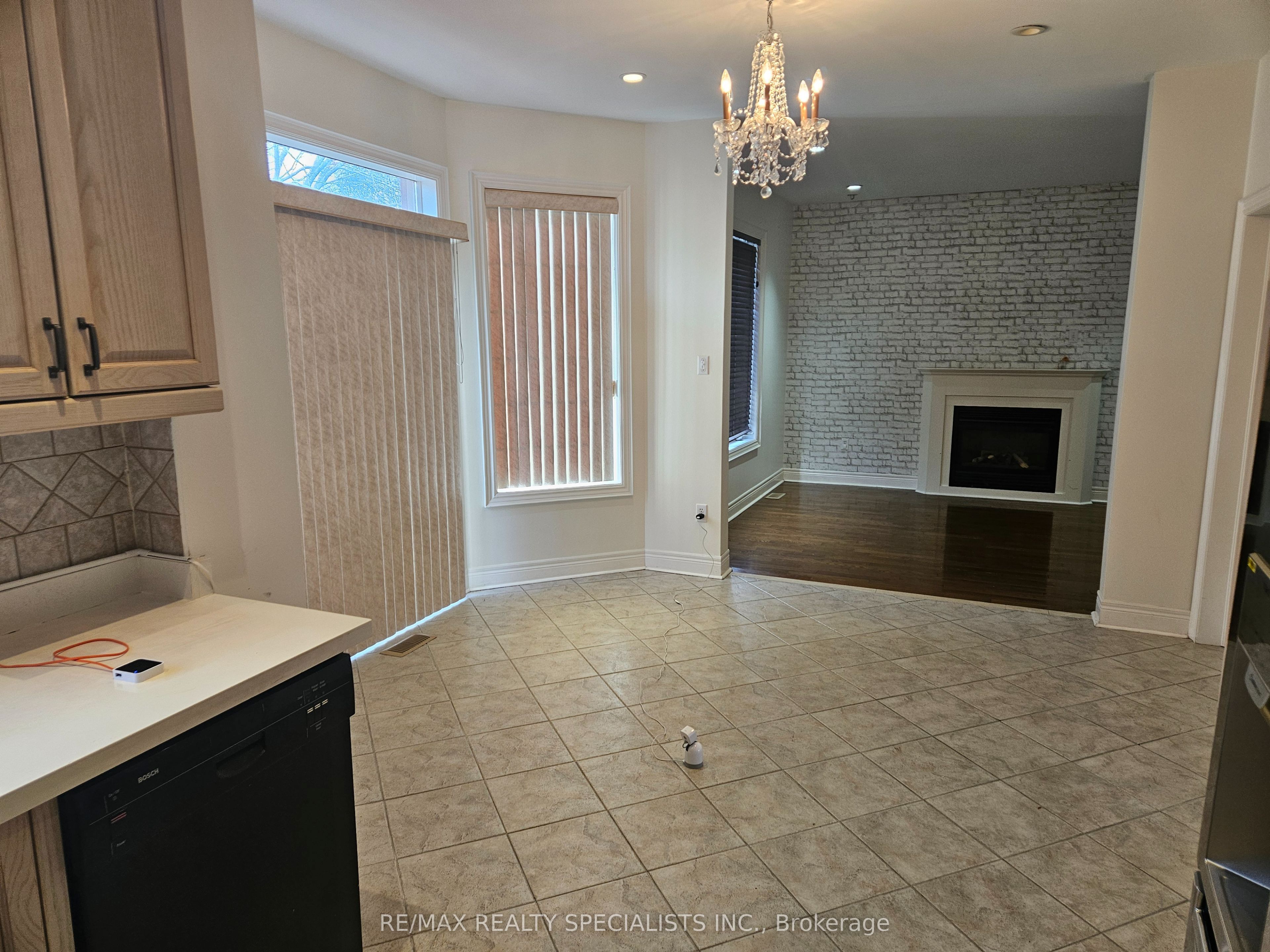3774 Arbourview Terrace Upper Property Photo 6