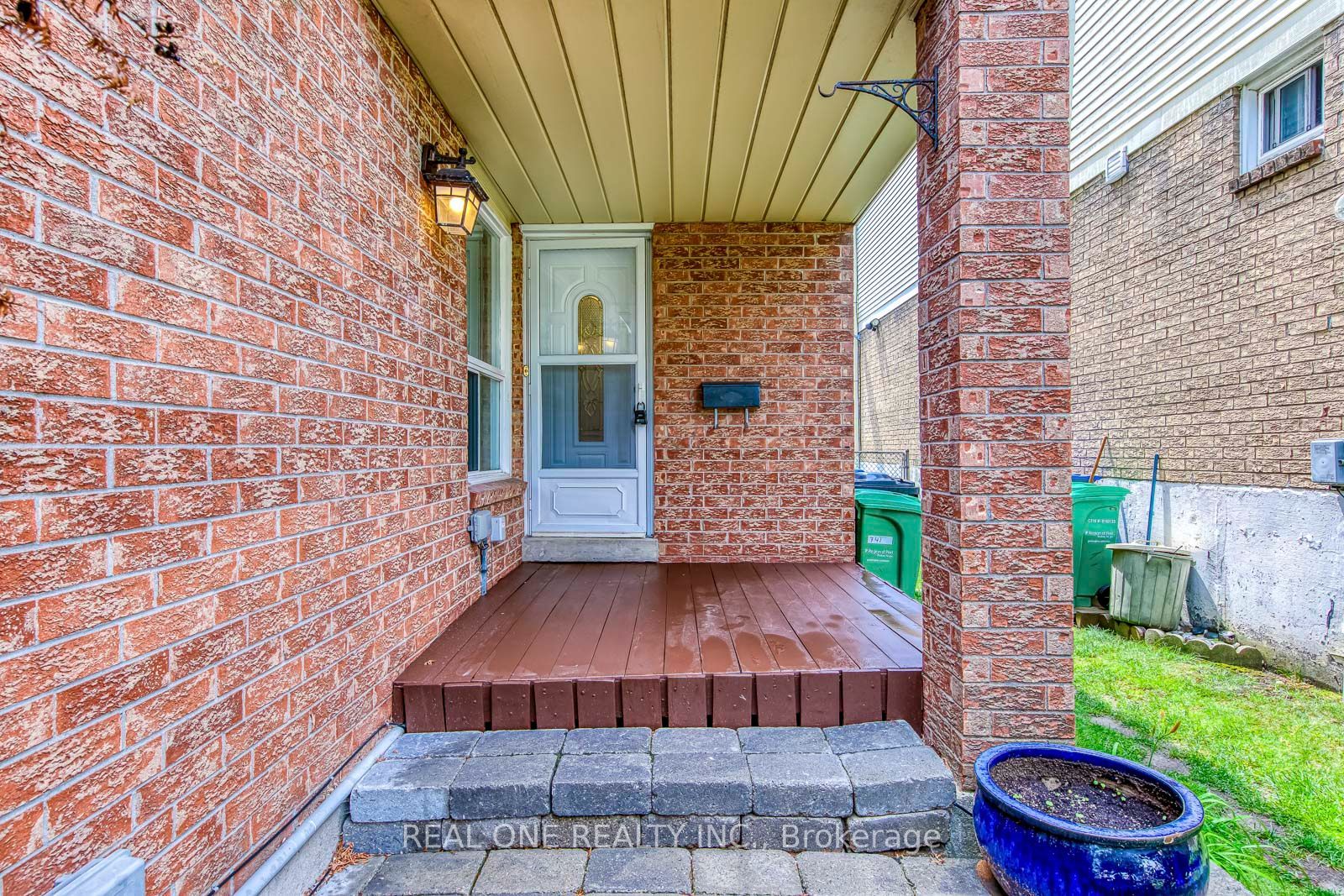 741 Queensbridge Drive Property Photo 3