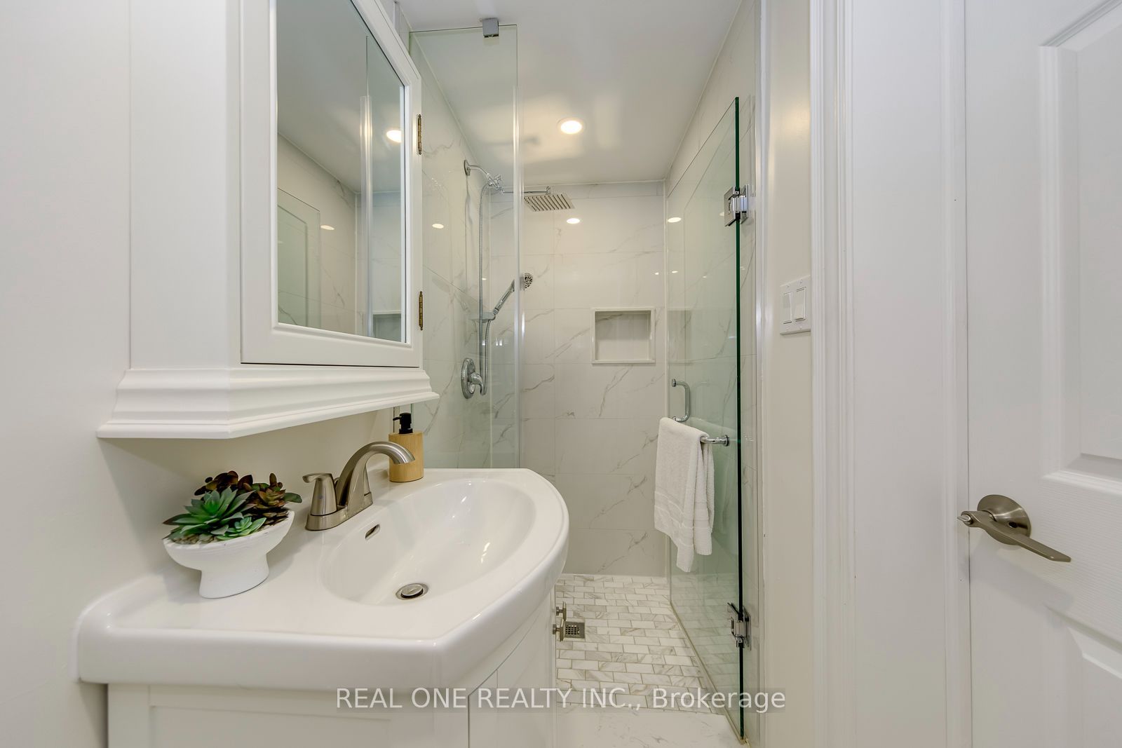 741 Queensbridge Drive Property Photo 15