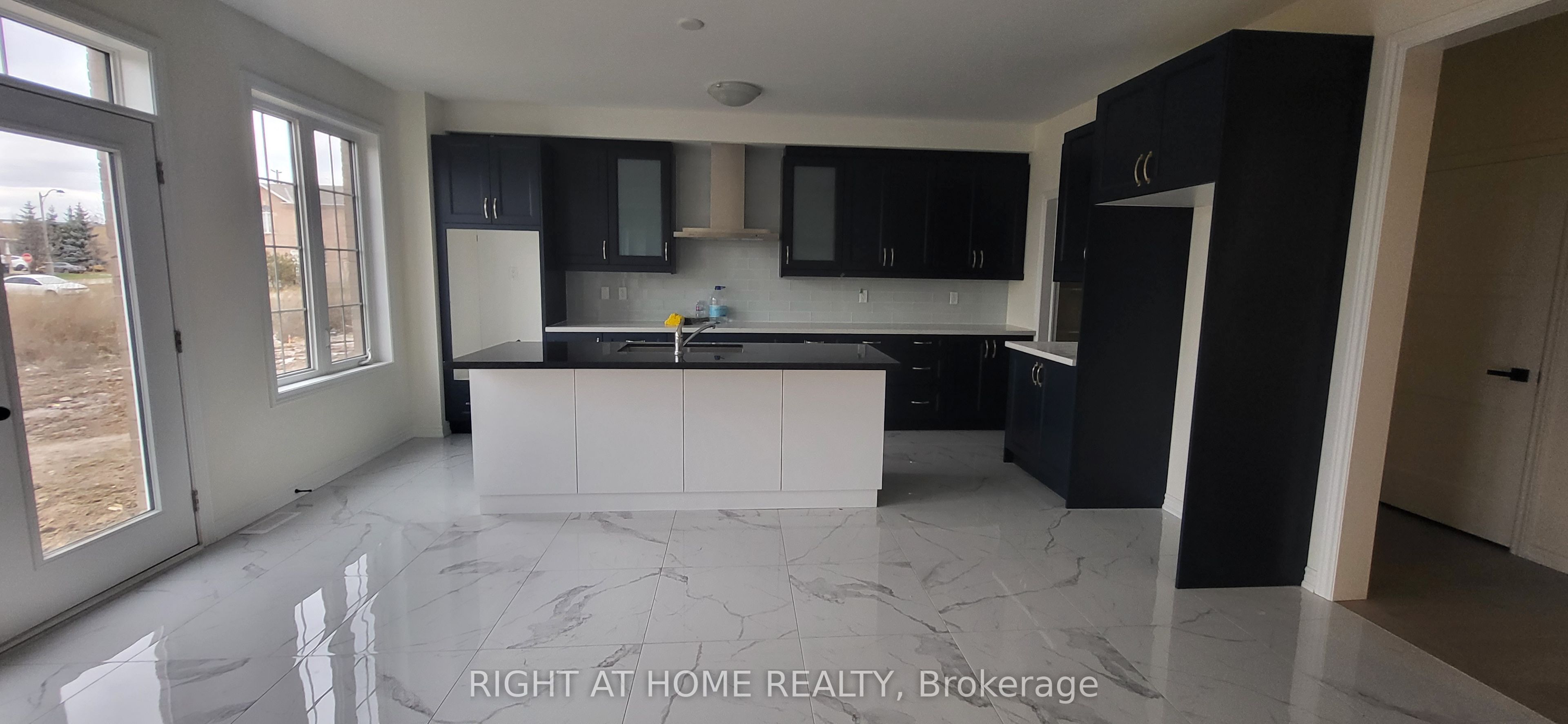 79 Eastman Drive N Property Photo 5