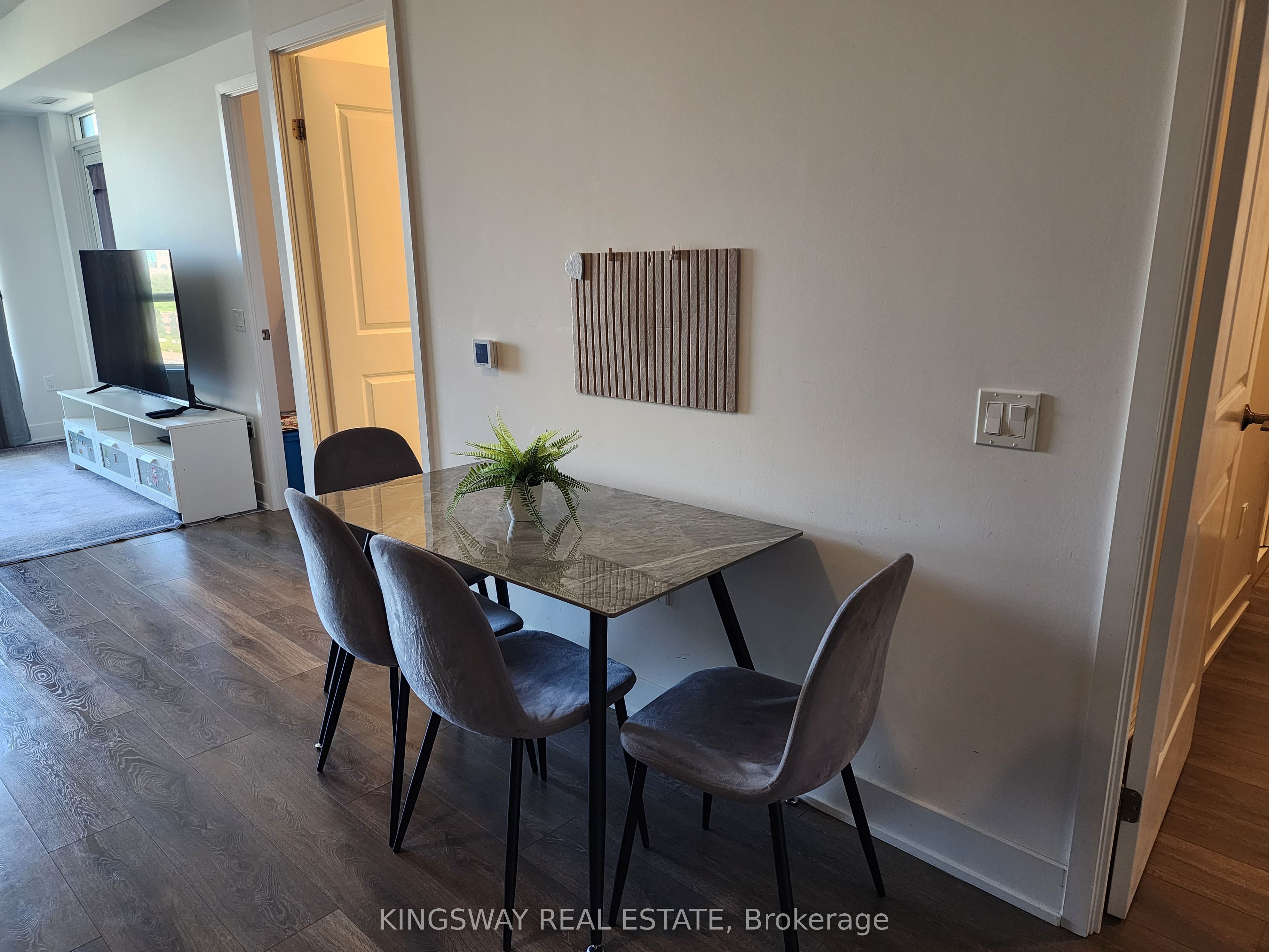 202 Burnhamthorpe Road E 1207w Property Photo 11