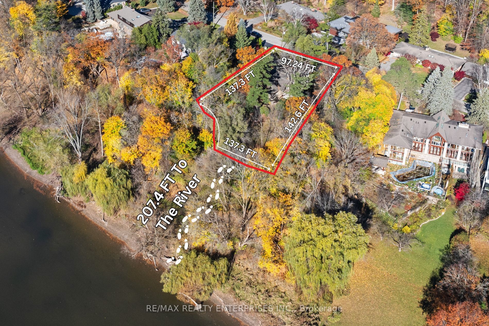 1520 Pinetree Crescent Property Photo 1