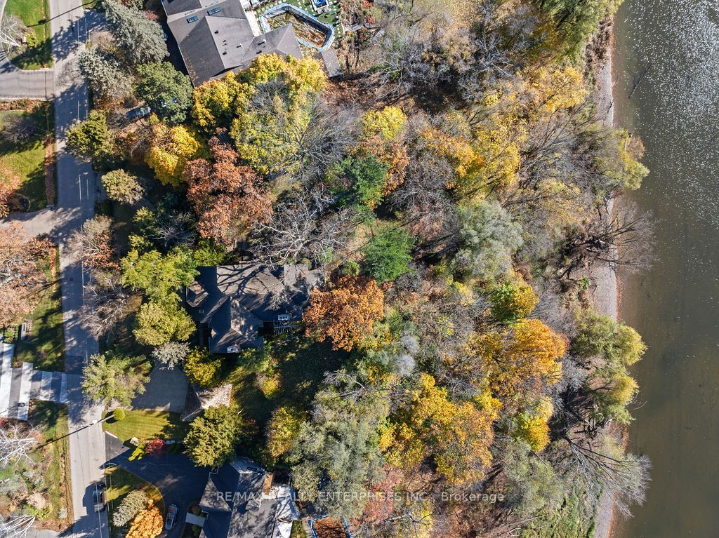 1516 Pinetree Crescent Property Photo 3