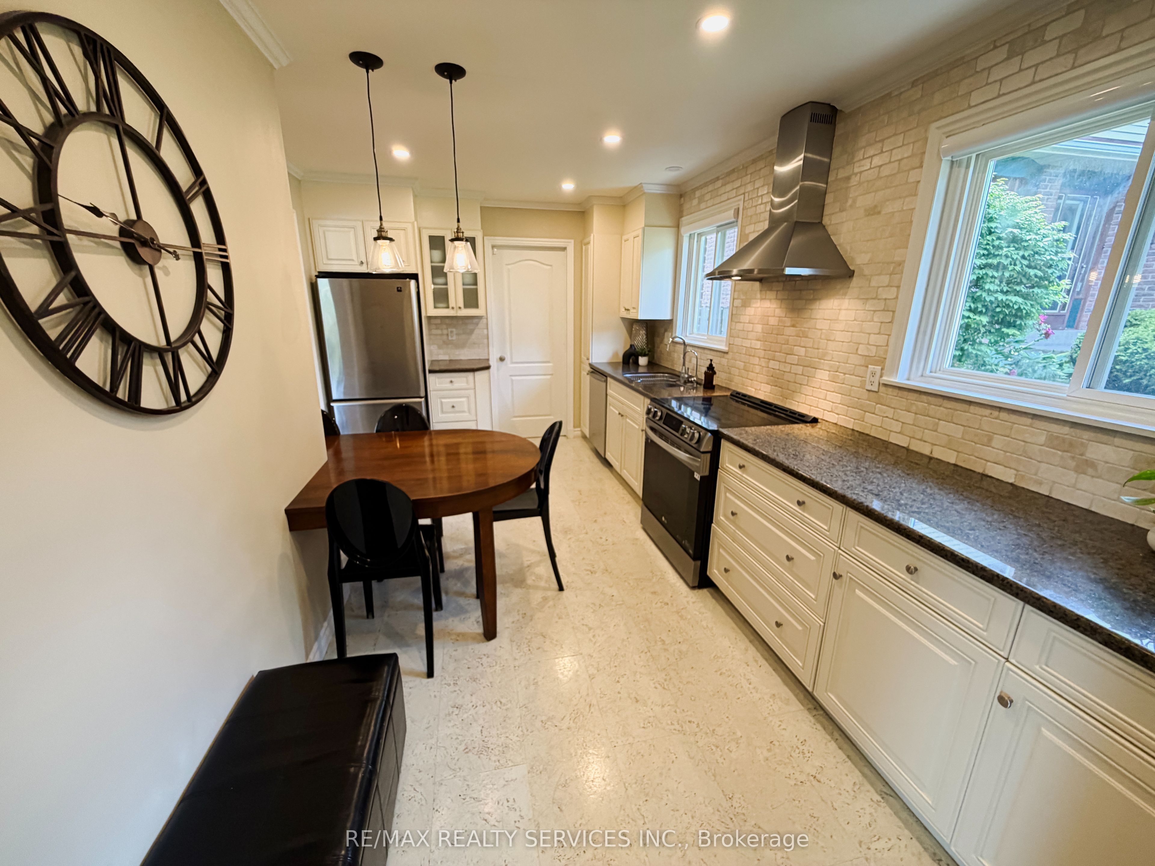 238 Laurier Avenue S Property Photo 3
