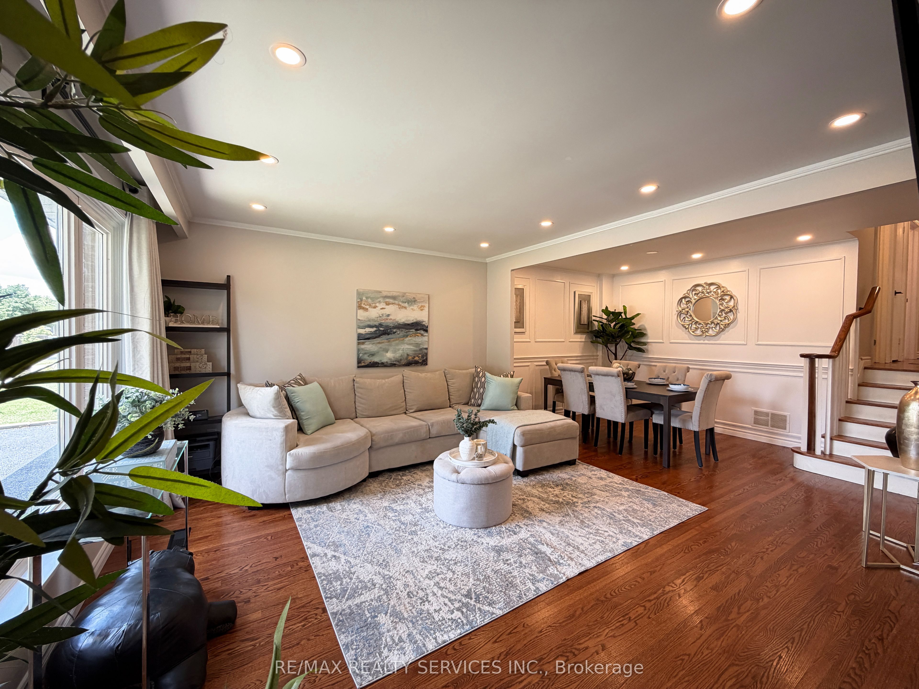 238 Laurier Avenue S Property Photo 6