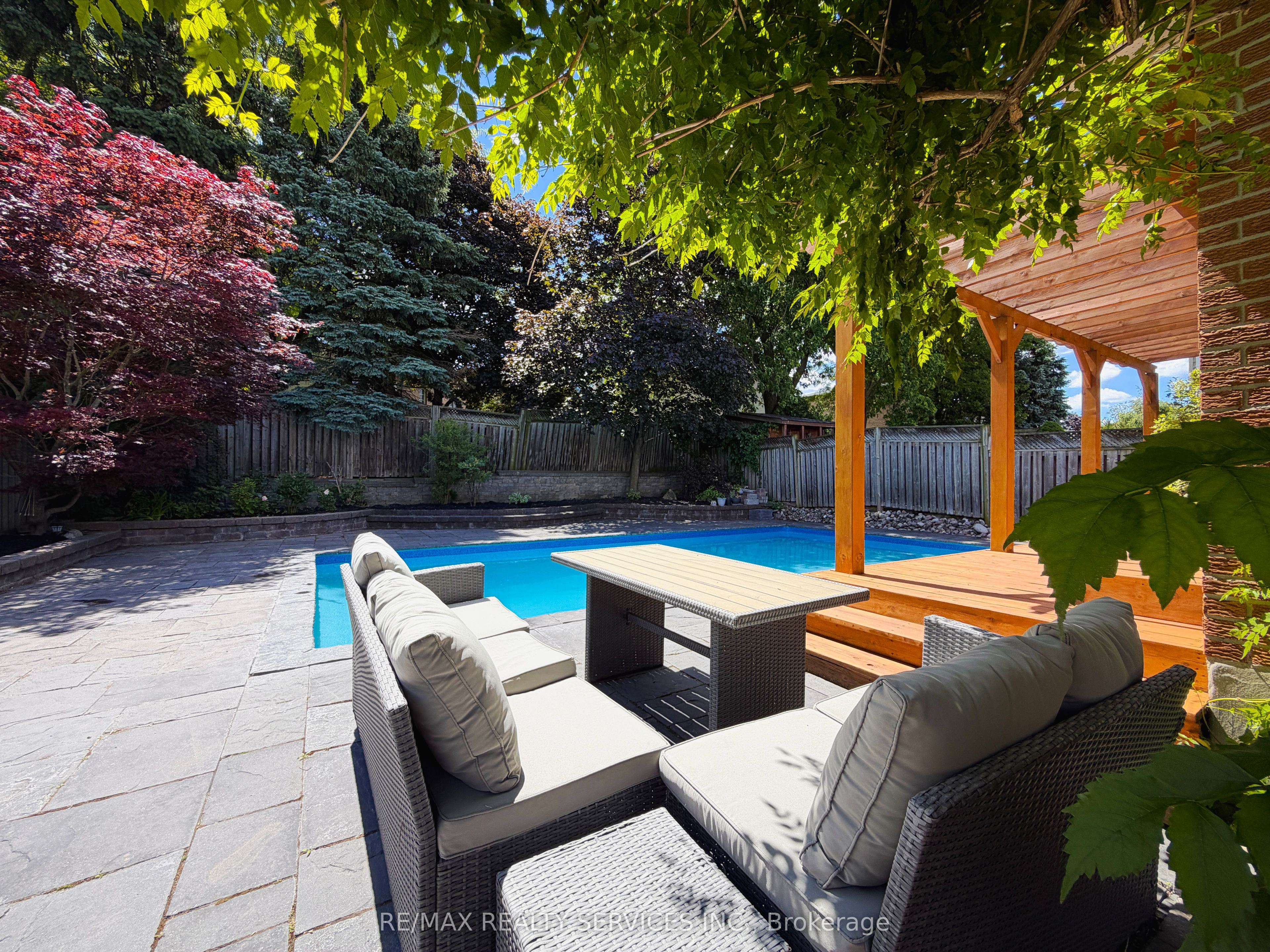 238 Laurier Avenue S Property Photo 28