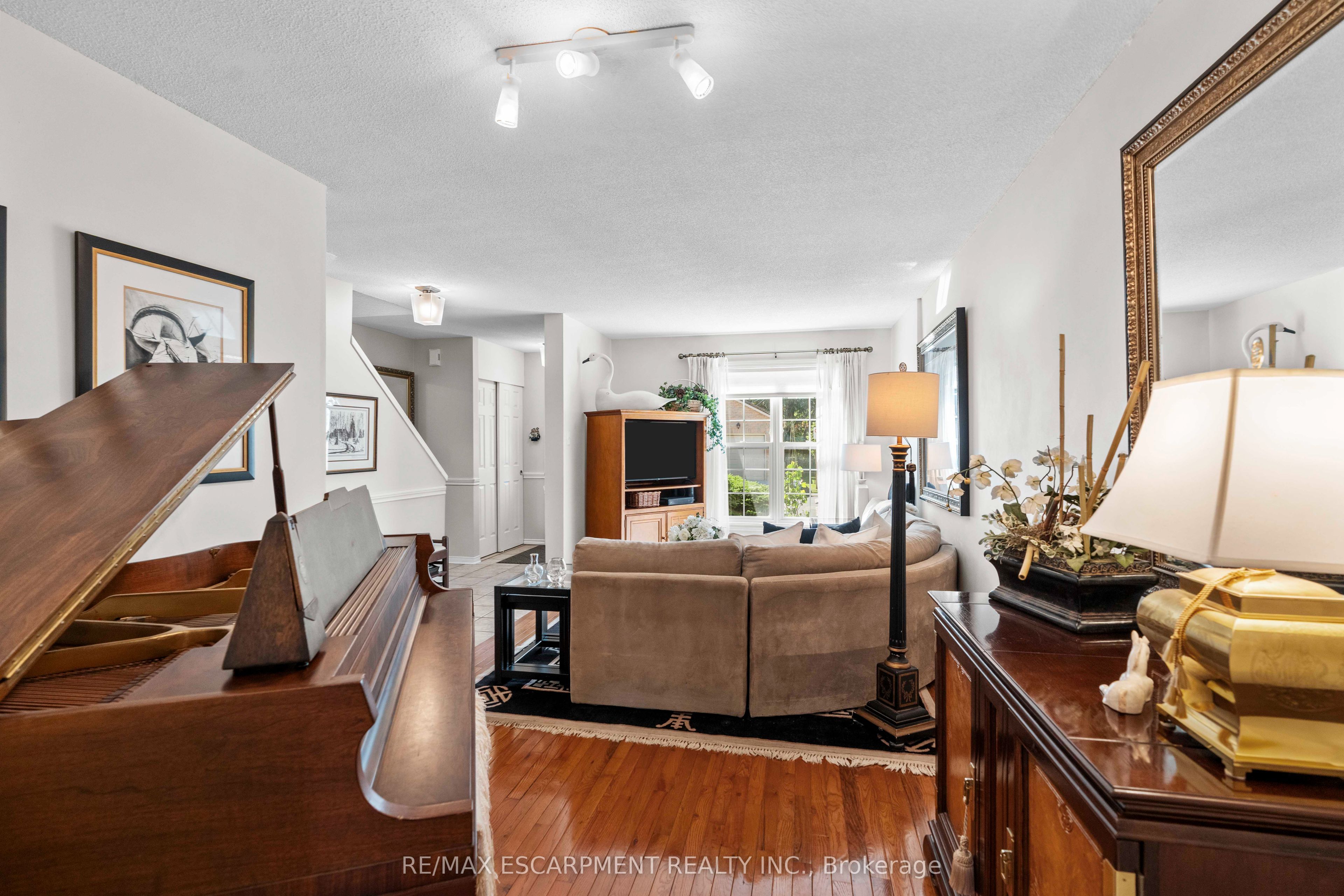 2272 Mowat Avenue 56 Property Photo 5
