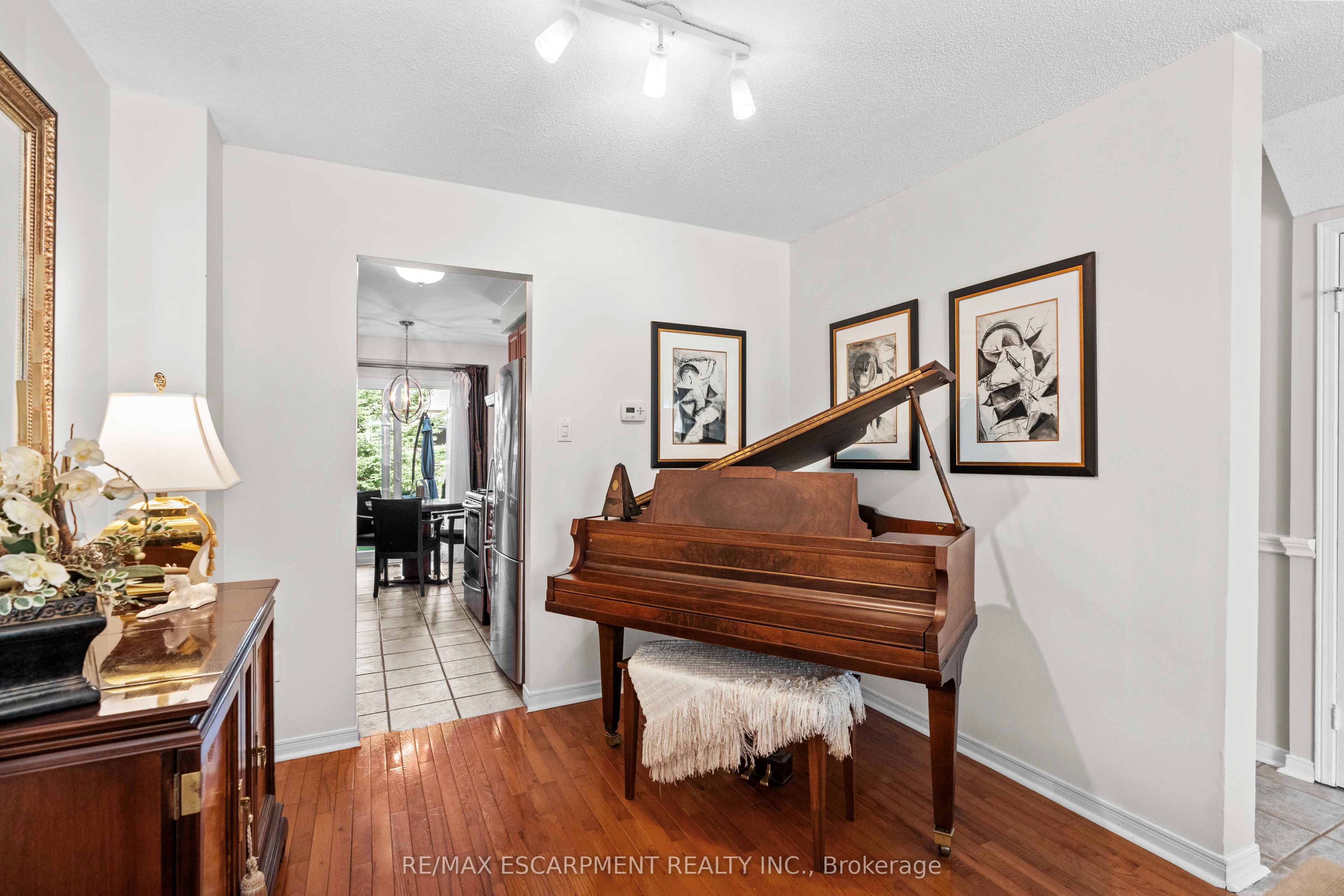2272 Mowat Avenue 56 Property Photo 6