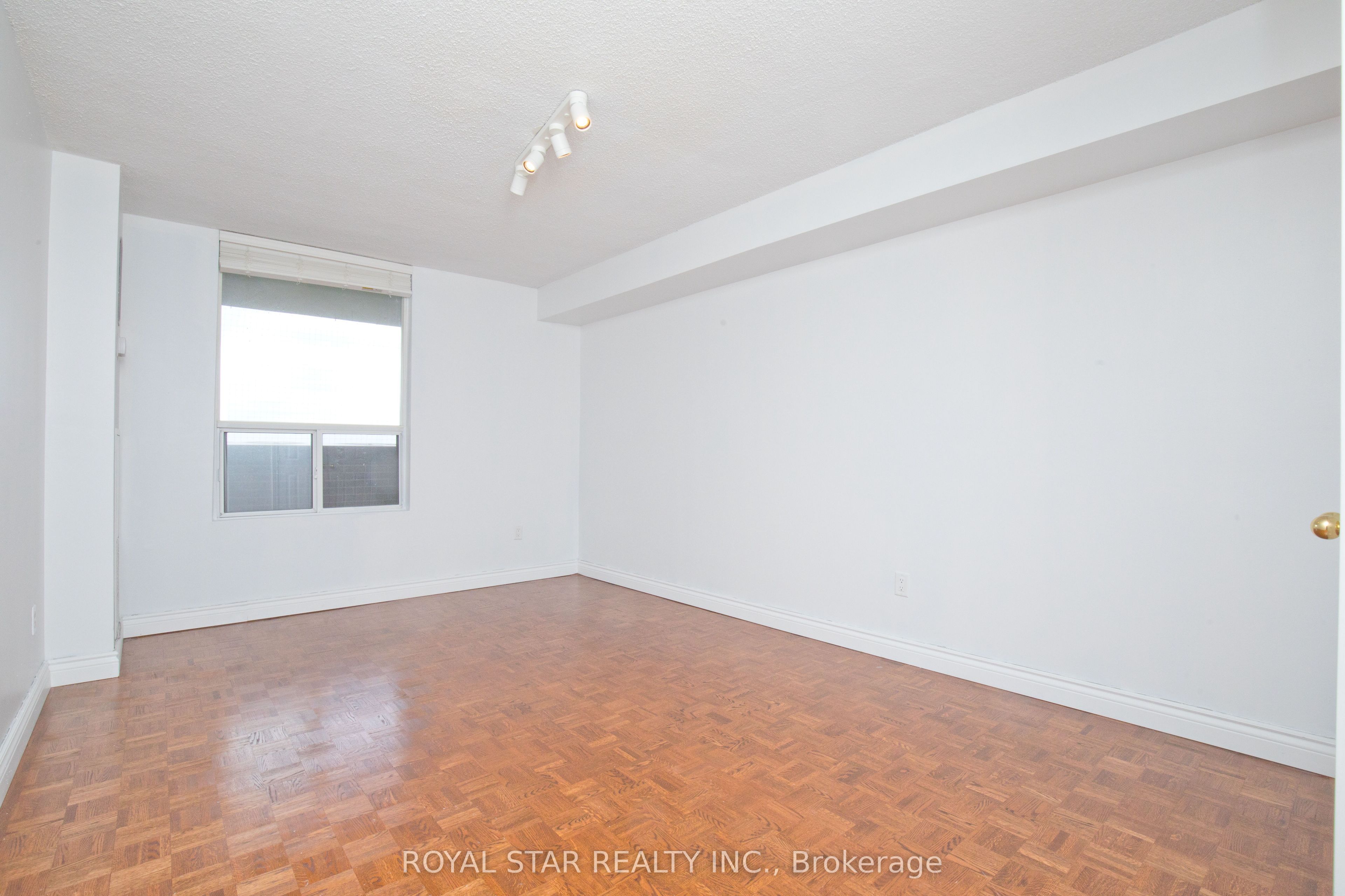 1535 Lakeshore Road E 1607 Property Photo 19
